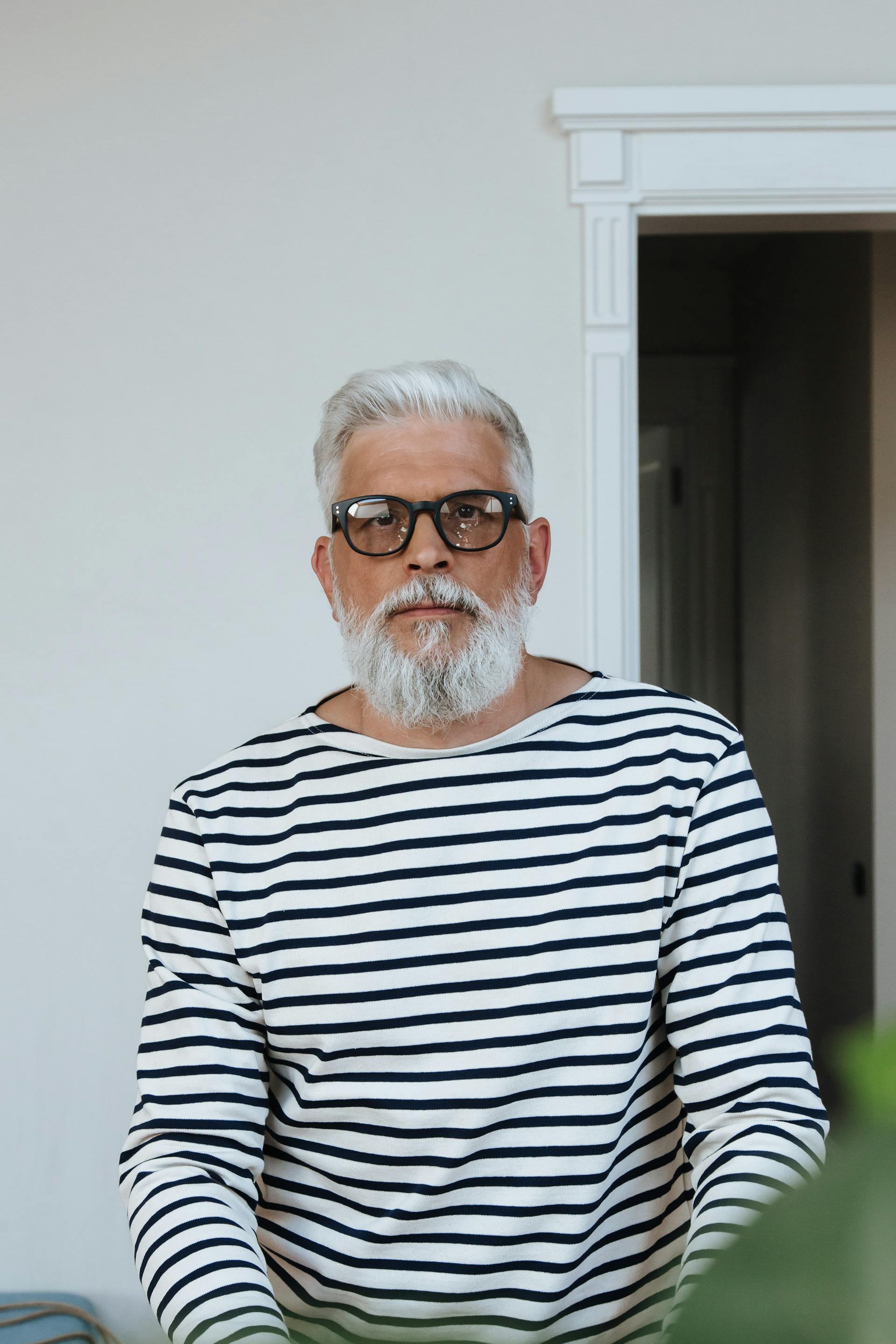 Un homme âgé debout | Source : Pexels