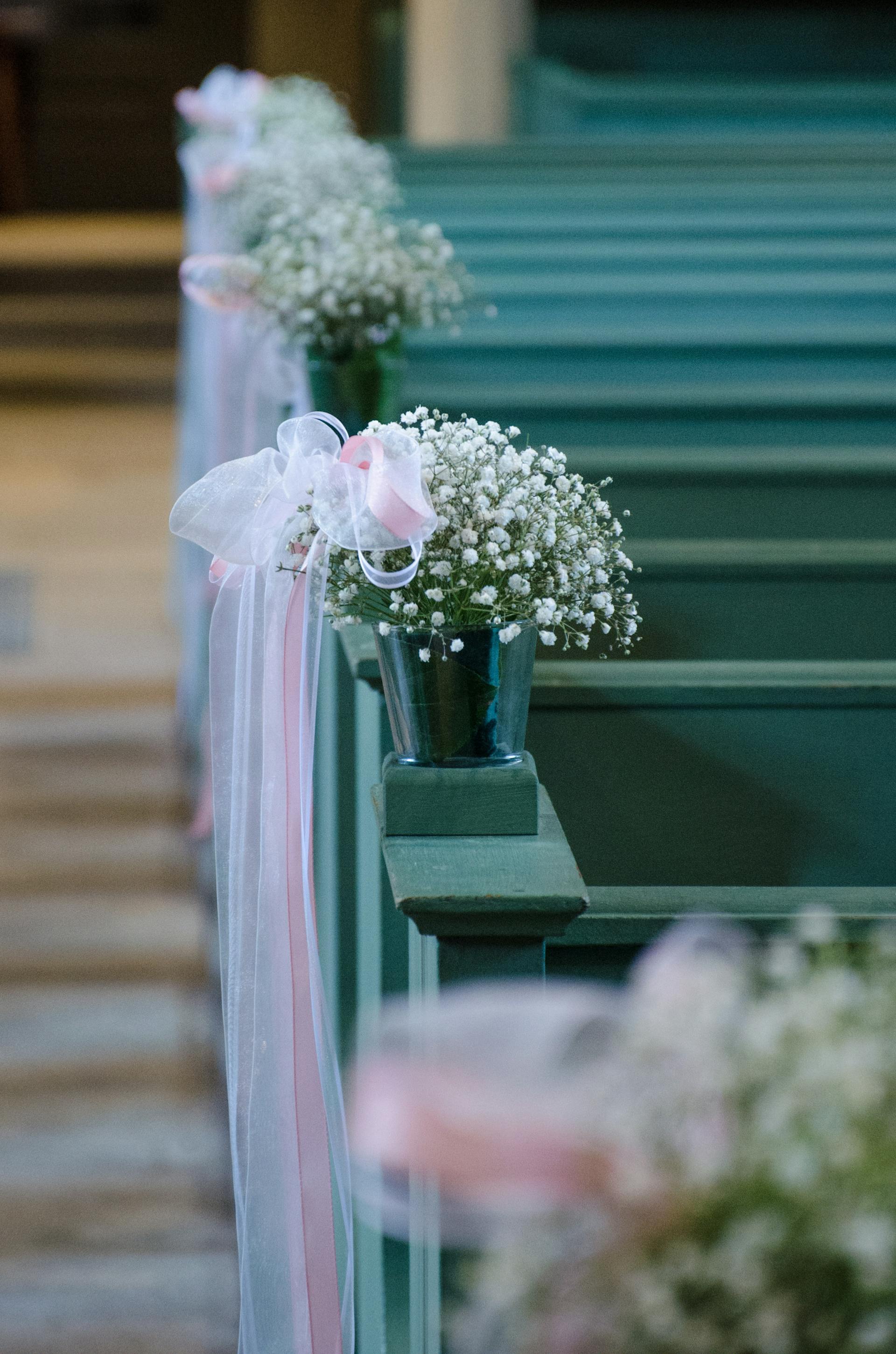 Bancs d'église décorés pour un mariage | Source : Pexels