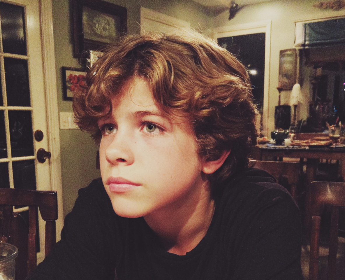 Un jeune garçon pensif | Source : Midjourney