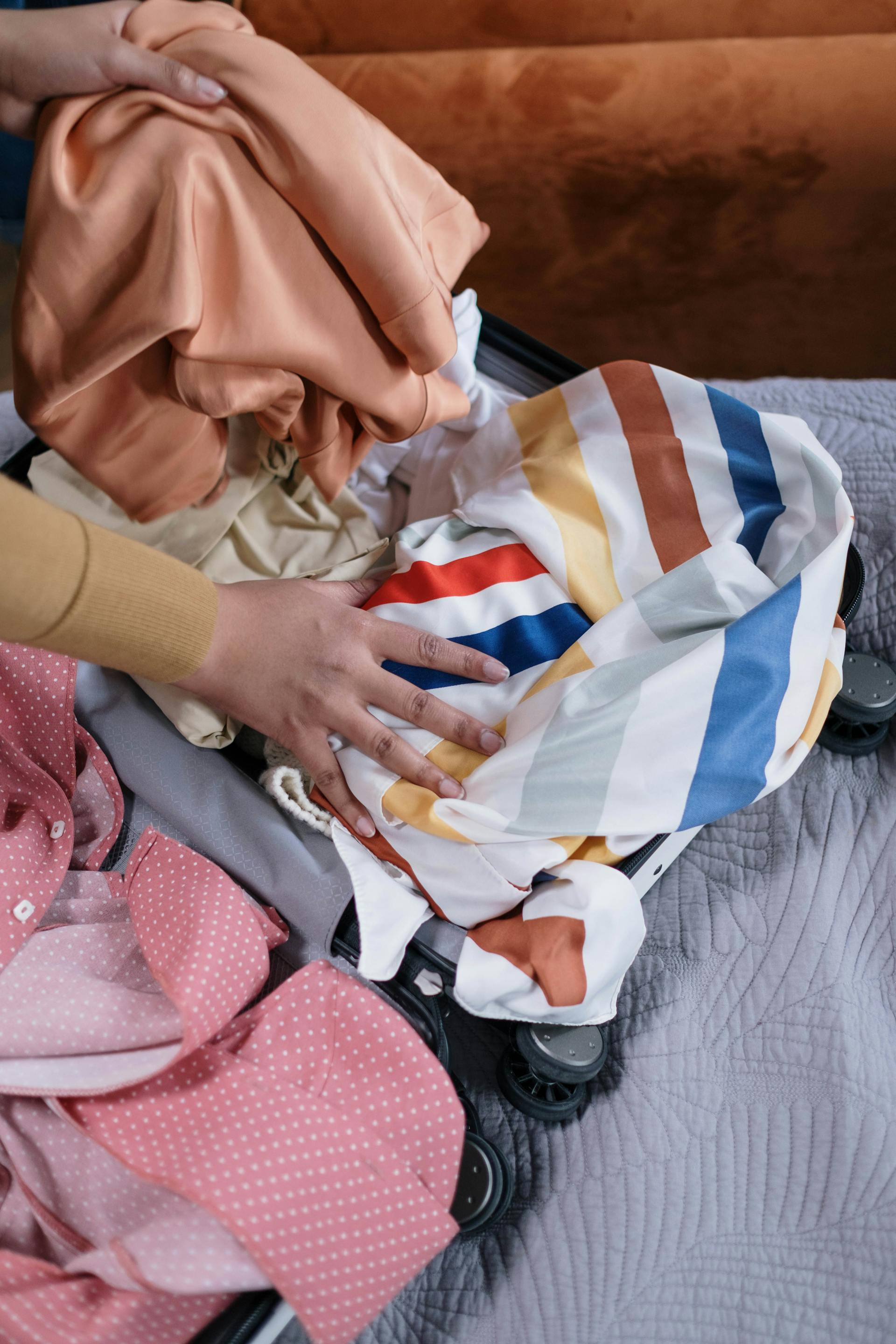 Une femme préparant une valise | Source : Pexels