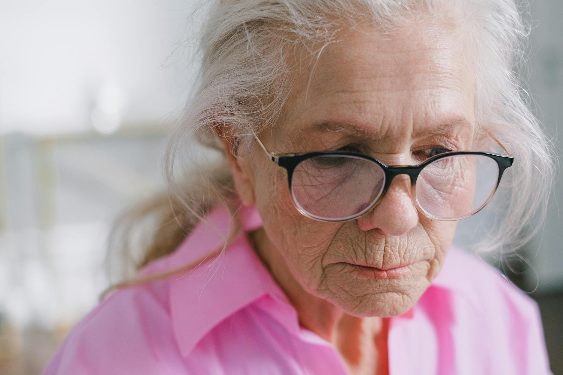 Une femme âgée qui regarde vers le bas | Source : Pexels
