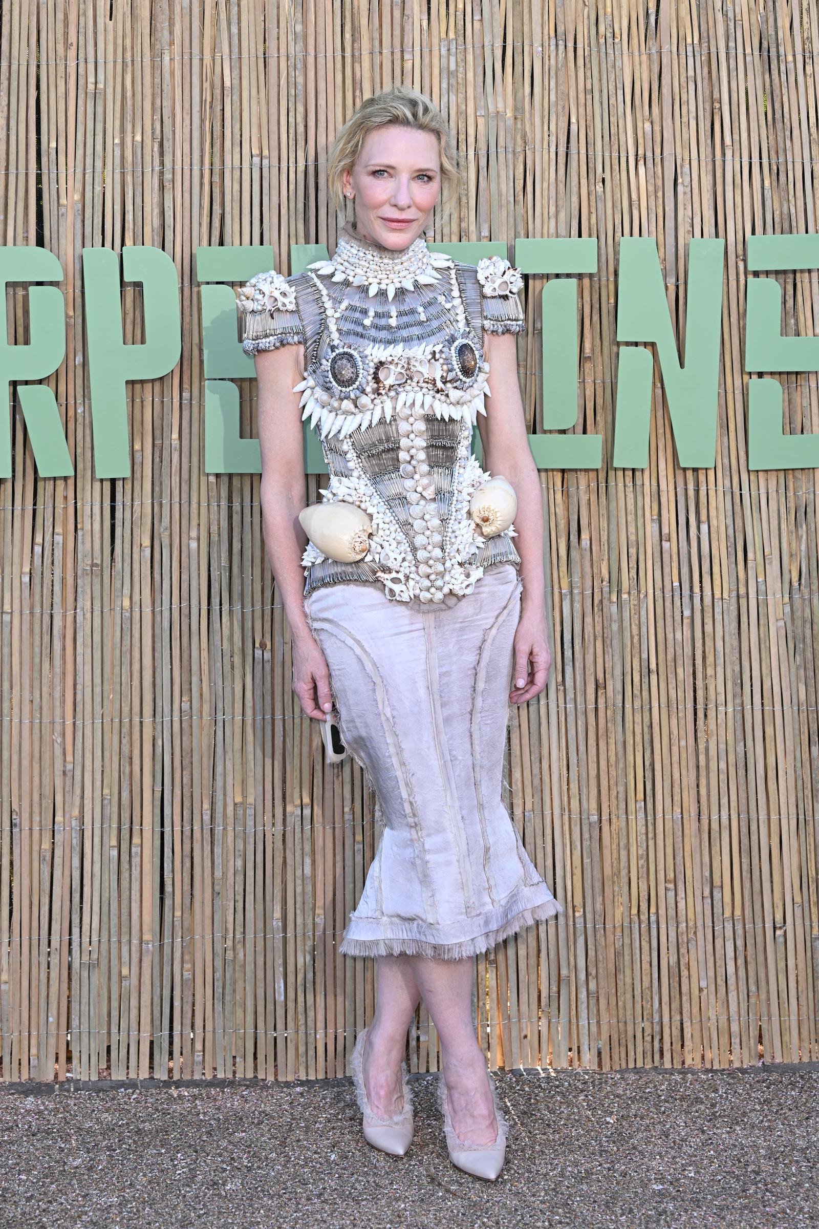 La tenue comportait un corsage sculptural orné de coquillages méticuleusement disposés, de perles et de détails superposés qui lui donnaient l'aspect d'une armure marine portable.