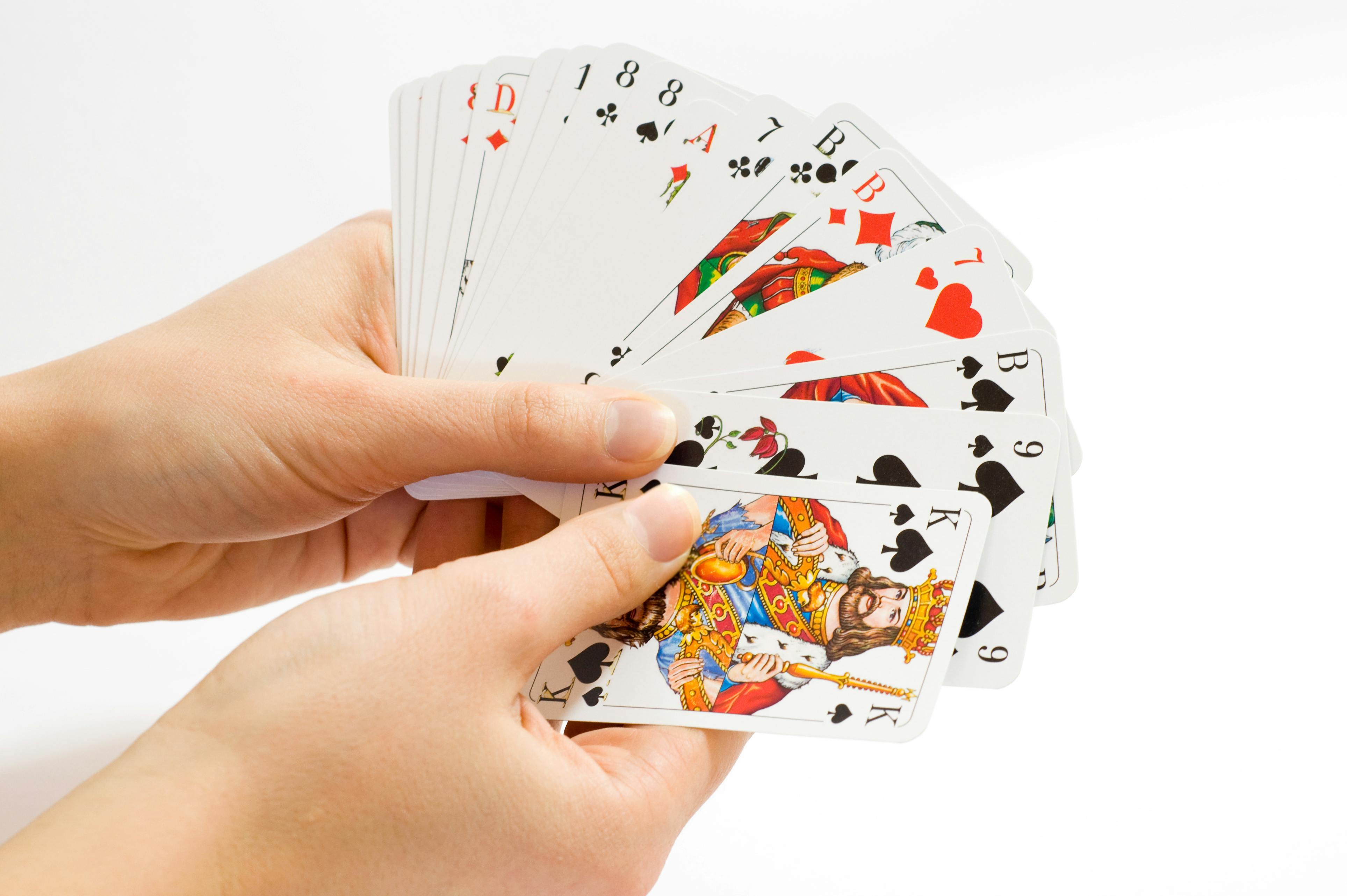 Une personne tenant des cartes à jouer | Source : Pexels