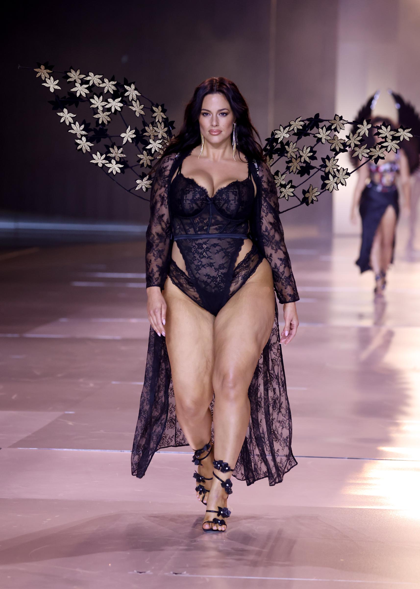 Ashley Graham sur le podium du défilé Victoria's Secret le 15 octobre 2024 | Source : Getty Images
