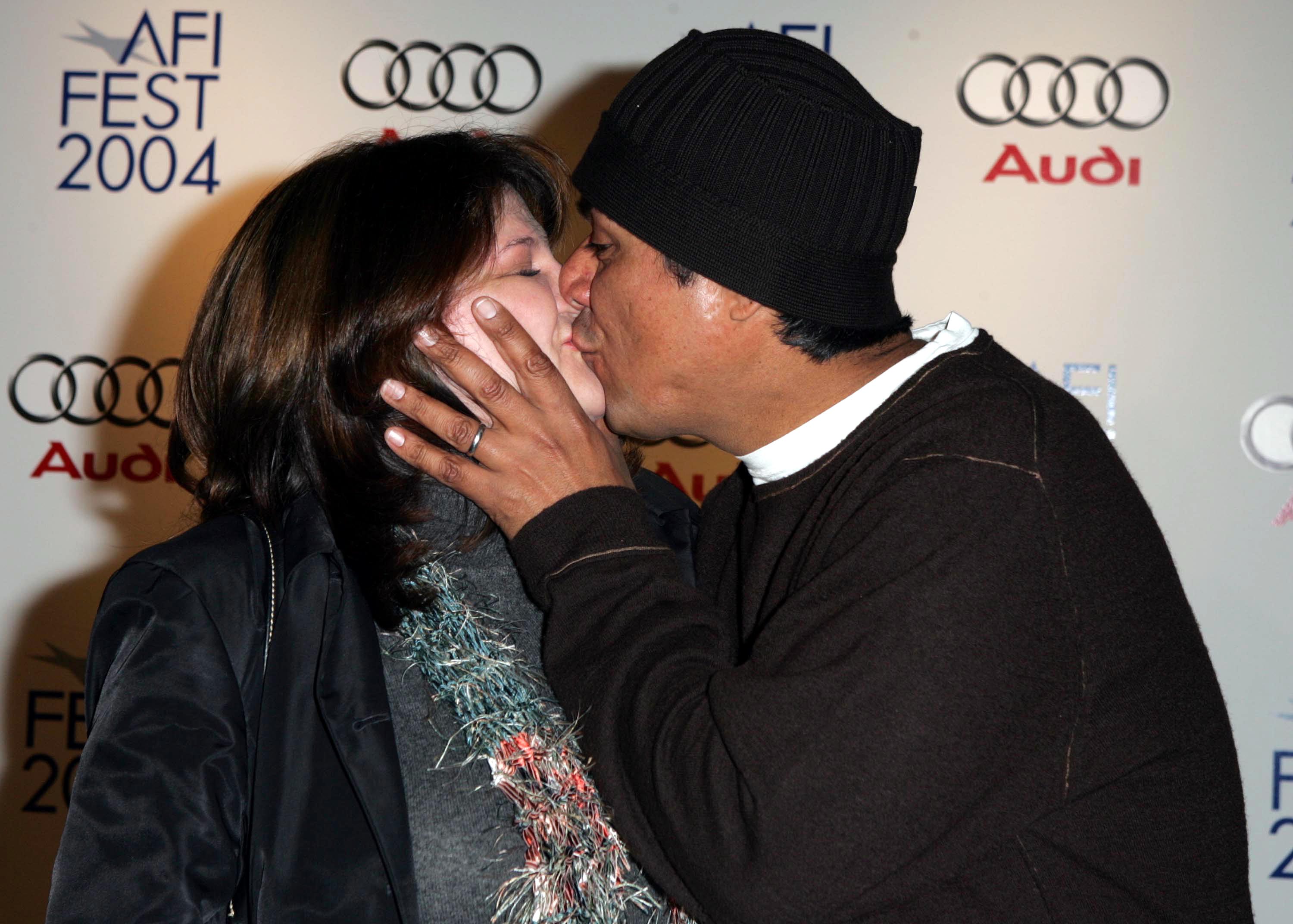 Le duo s'embrasse lors de la projection de "Innocent Voices" au festival du film AFI, le 6 novembre 2004, à Hollywood, Los Angeles. | Source : Getty Images