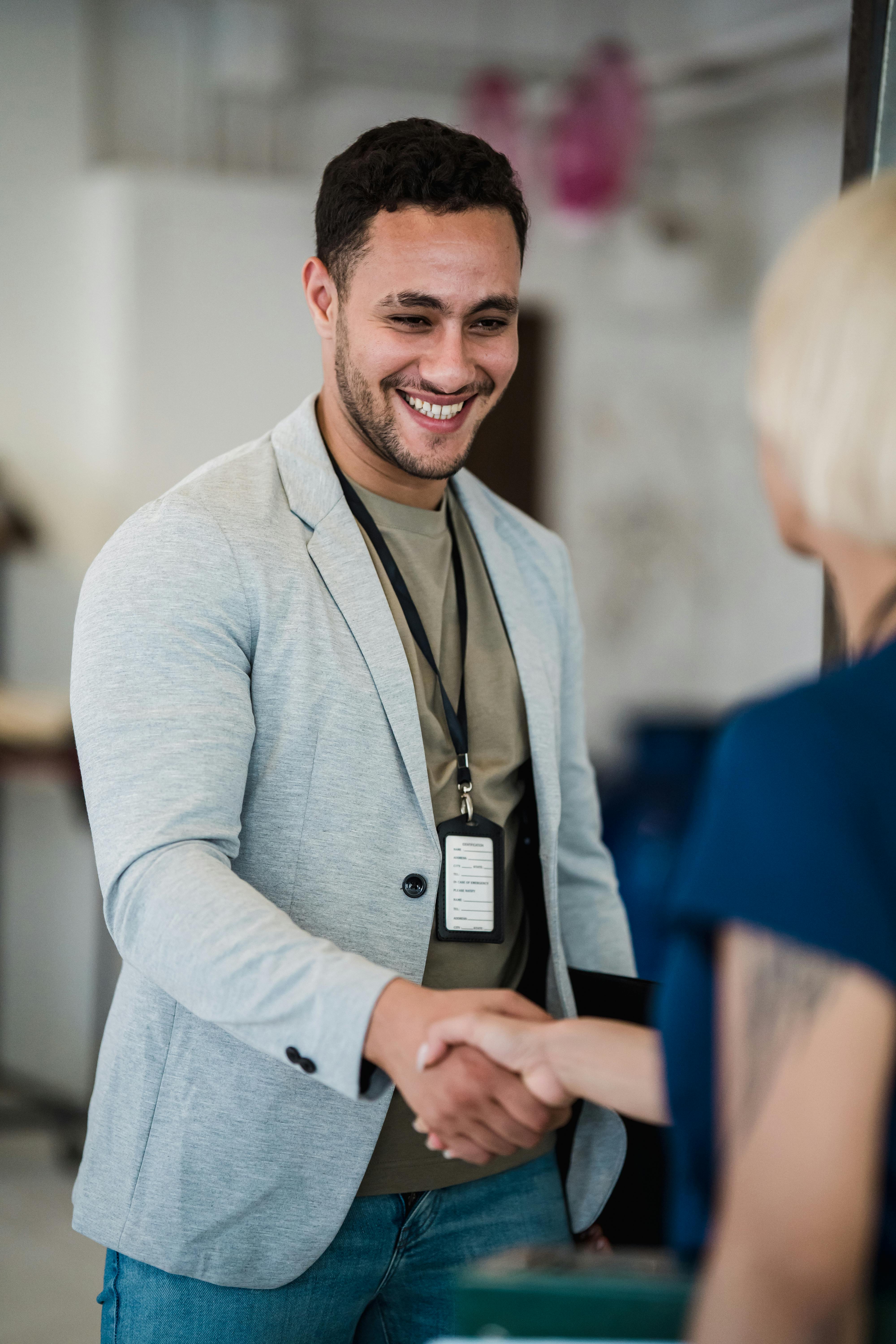 Un homme accepte son nouveau travail | Source : Pexels