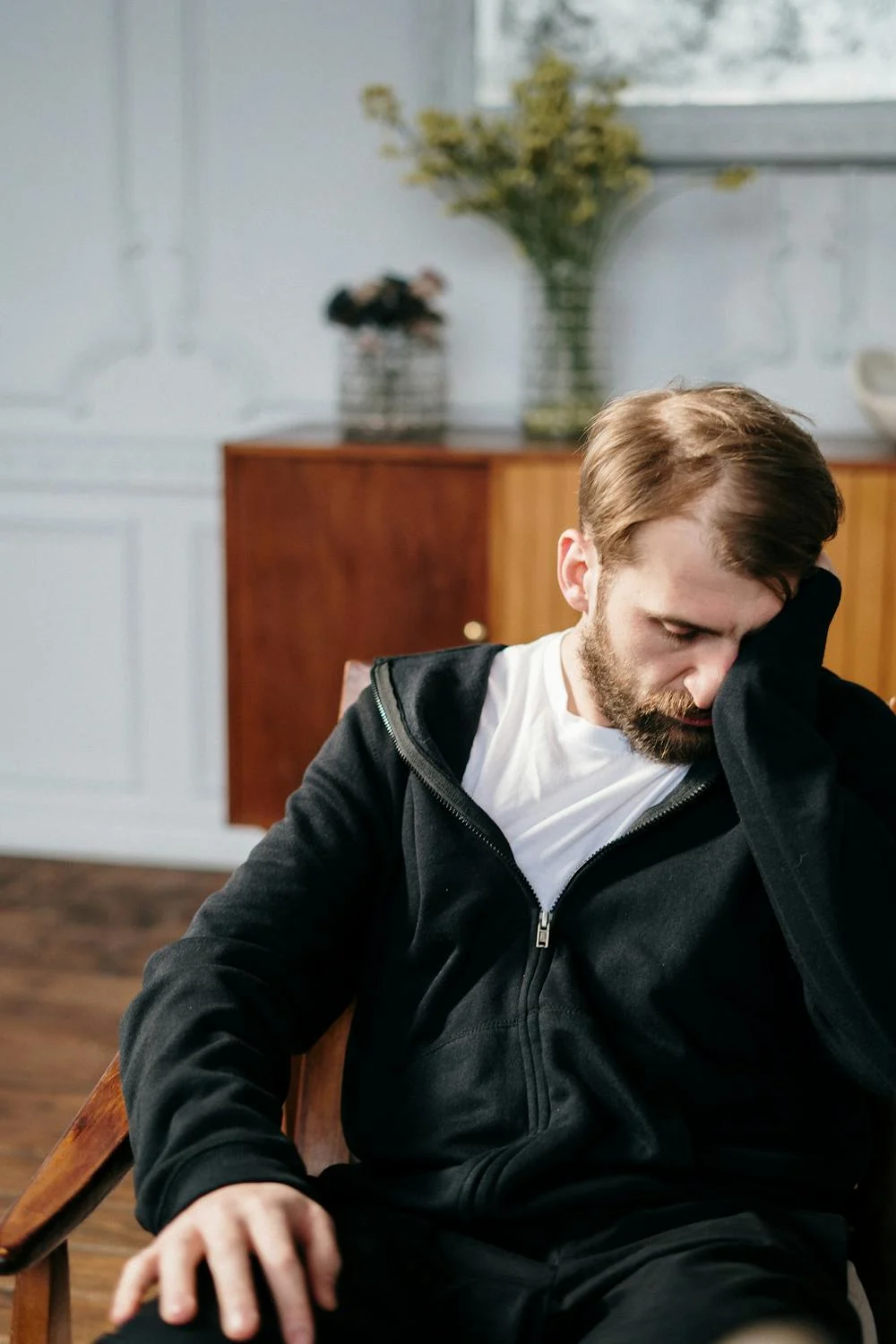Un homme triste qui pleure | Source : Pexels