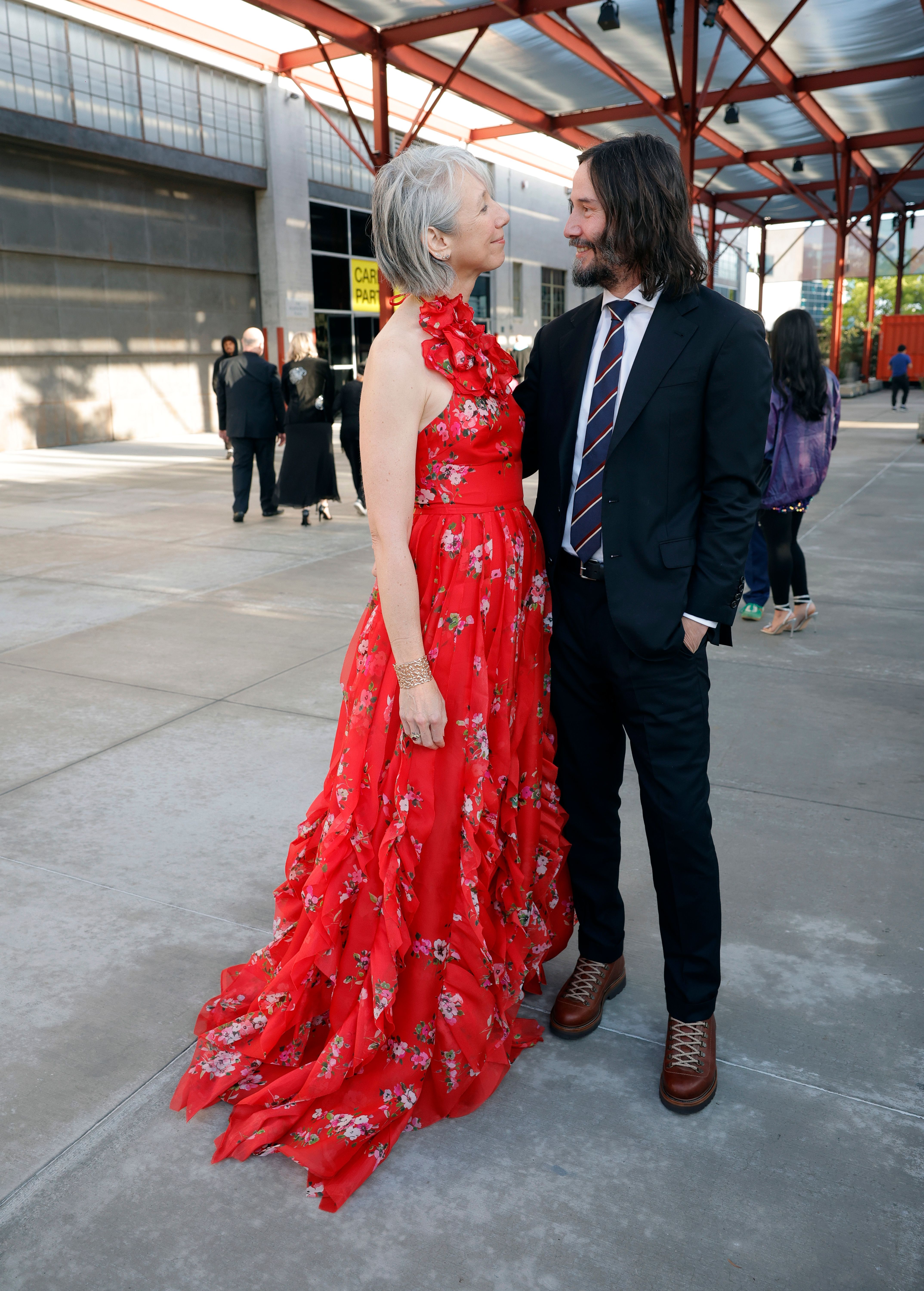 Alexandra Grant et Keanu Reeves partageant un moment tendre lors du gala MOCA 2023. | Source : Getty Images