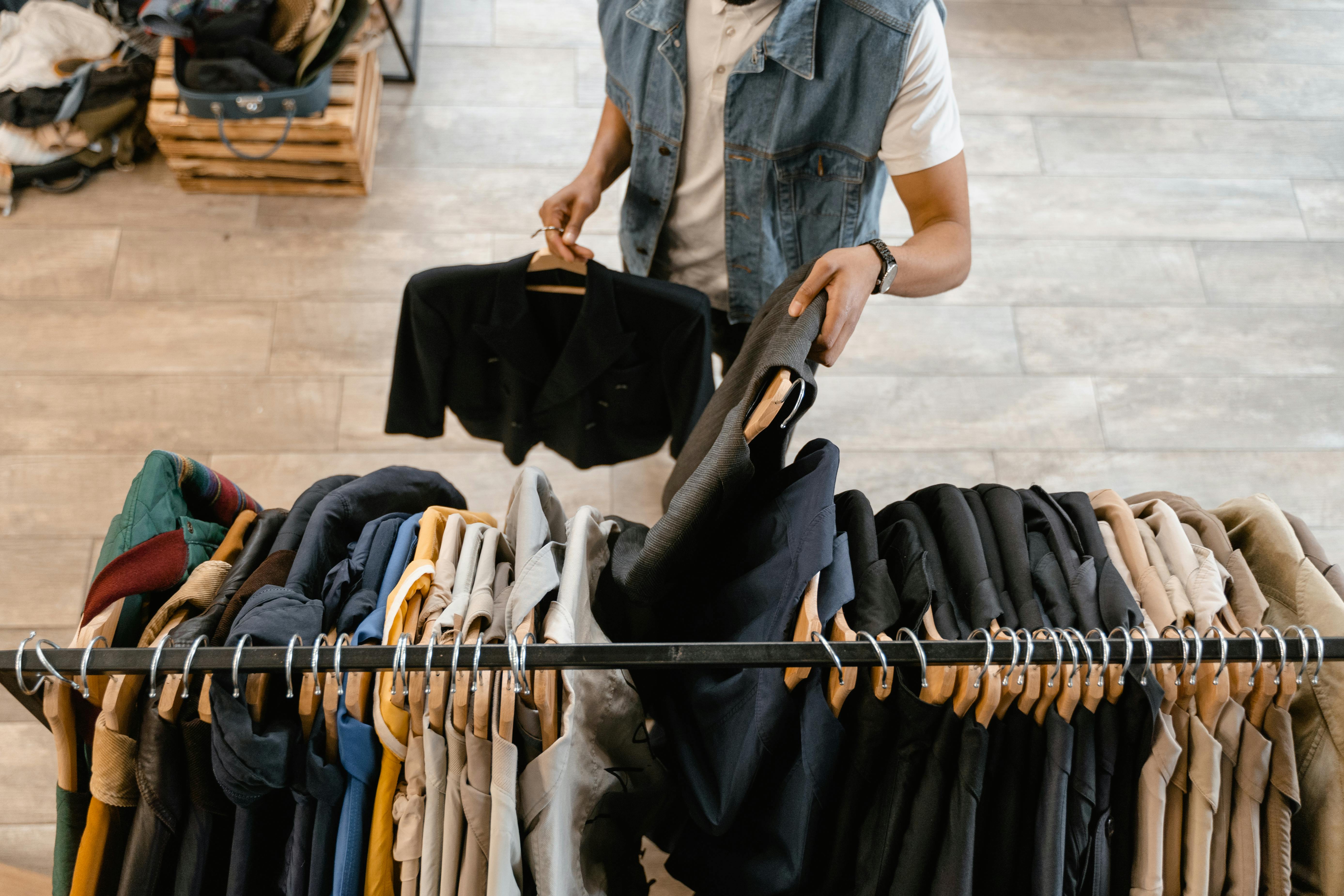 Un homme sélectionnant des vêtements | Source : Pexels