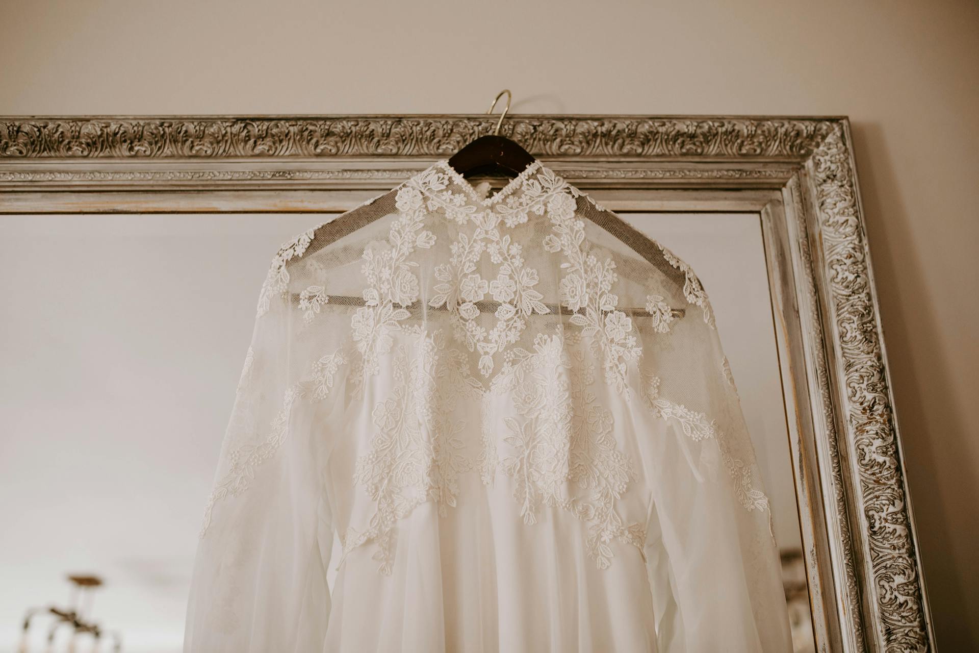 Une robe de mariée accrochée à un miroir | Source : Pexels