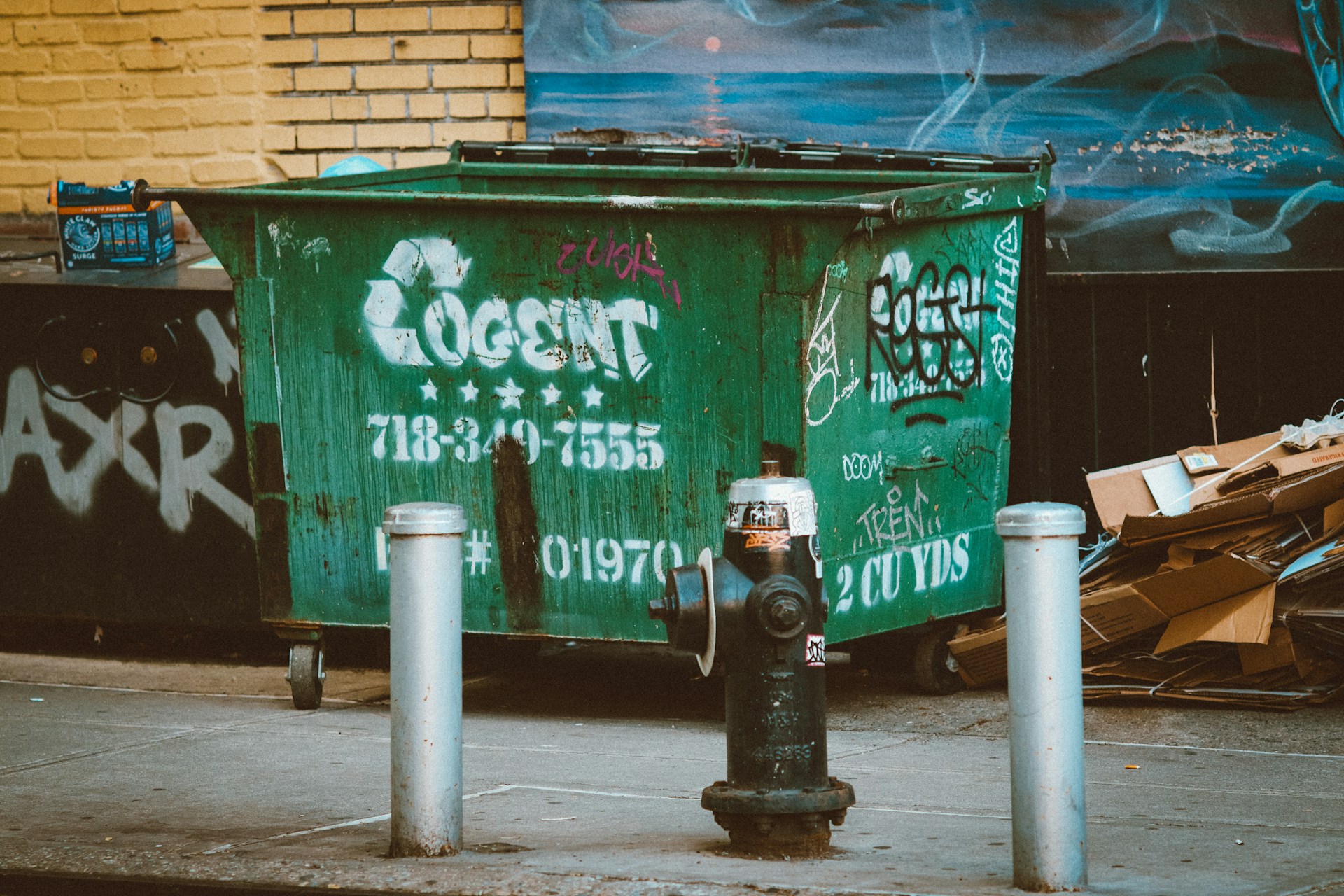 Une benne à ordures dans la rue | Source : Unsplash