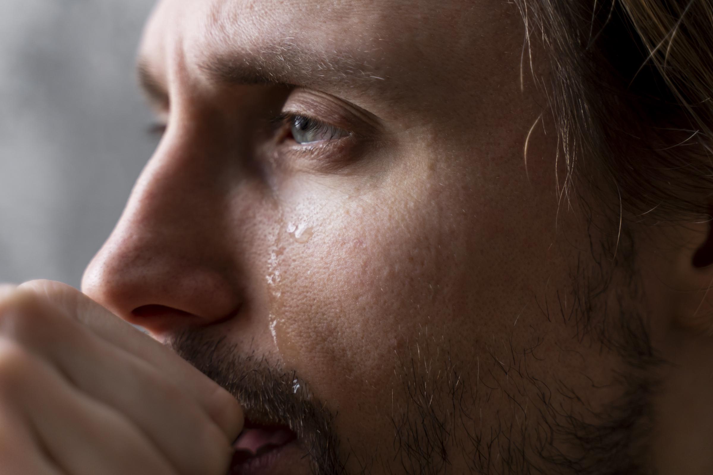 Un homme agonisant en larmes | Source : Freepik