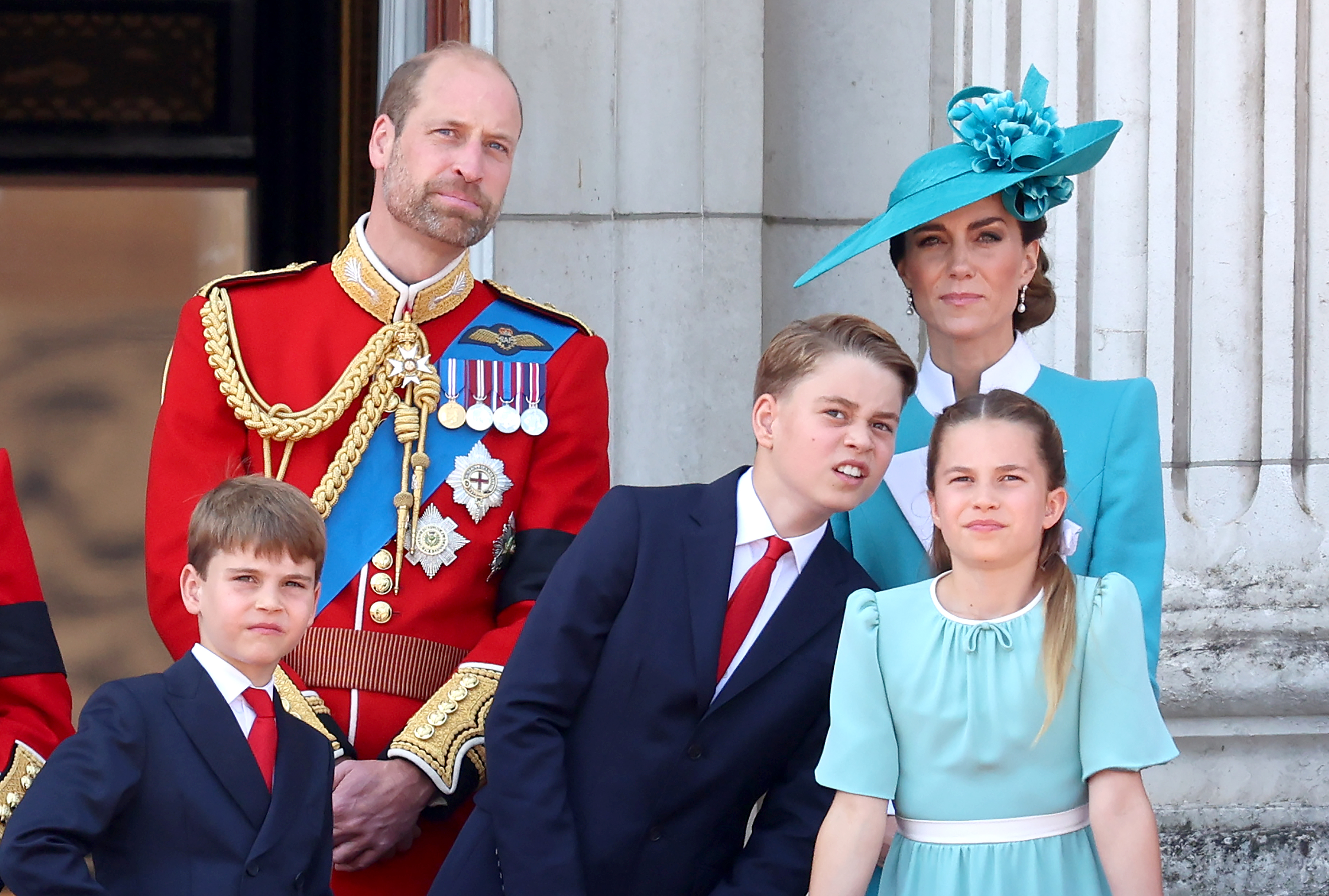 Le prince et la princesse de Galles se tiennent sur le balcon du palais de Buckingham lors de la parade Trooping the Colour 2025, accompagnés de leurs enfants, le prince George et la princesse Charlotte. Unis dans une démonstration de tradition royale, la famille contemple la foule en liesse, immortalisant un moment de faste, de fierté et de continuité au cœur de Londres.
