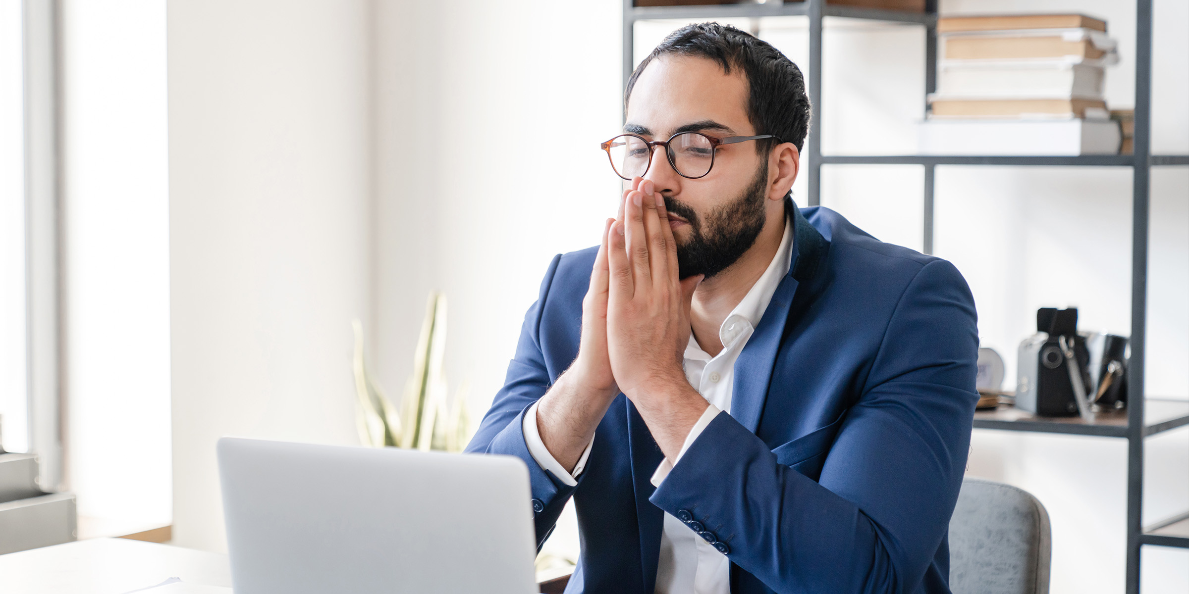 Un homme assis dans son bureau | Source : Shutterstock