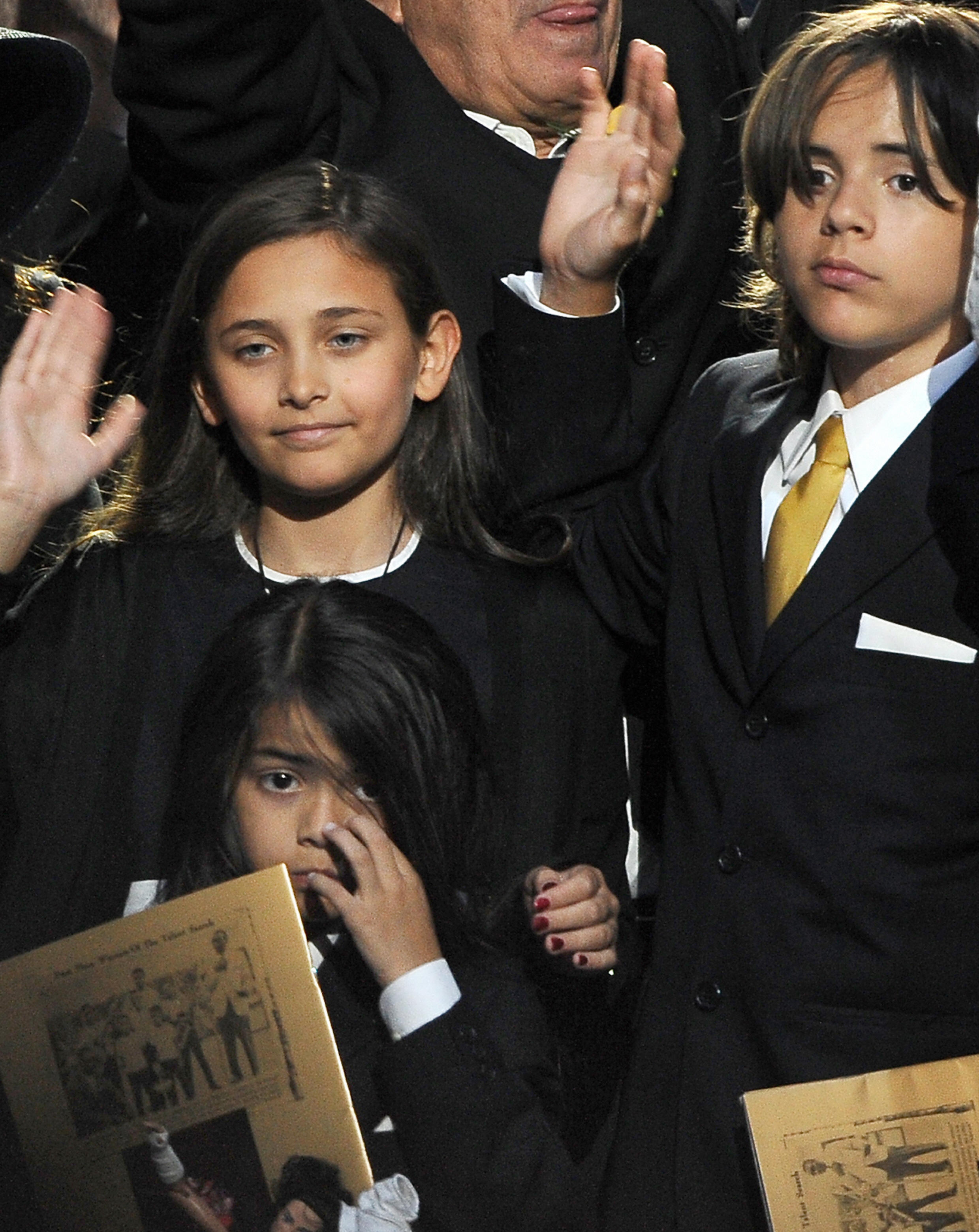 Paris Jackson (à gauche) aux côtés de ses frères, Prince Michael II (Blanket) et Prince Michael I (à droite), lors de la cérémonie commémorative en l'honneur de leur père Michael Jackson, à Los Angeles, le 7 juillet 2009. Ce moment marque l'une de ses premières apparitions publiques.