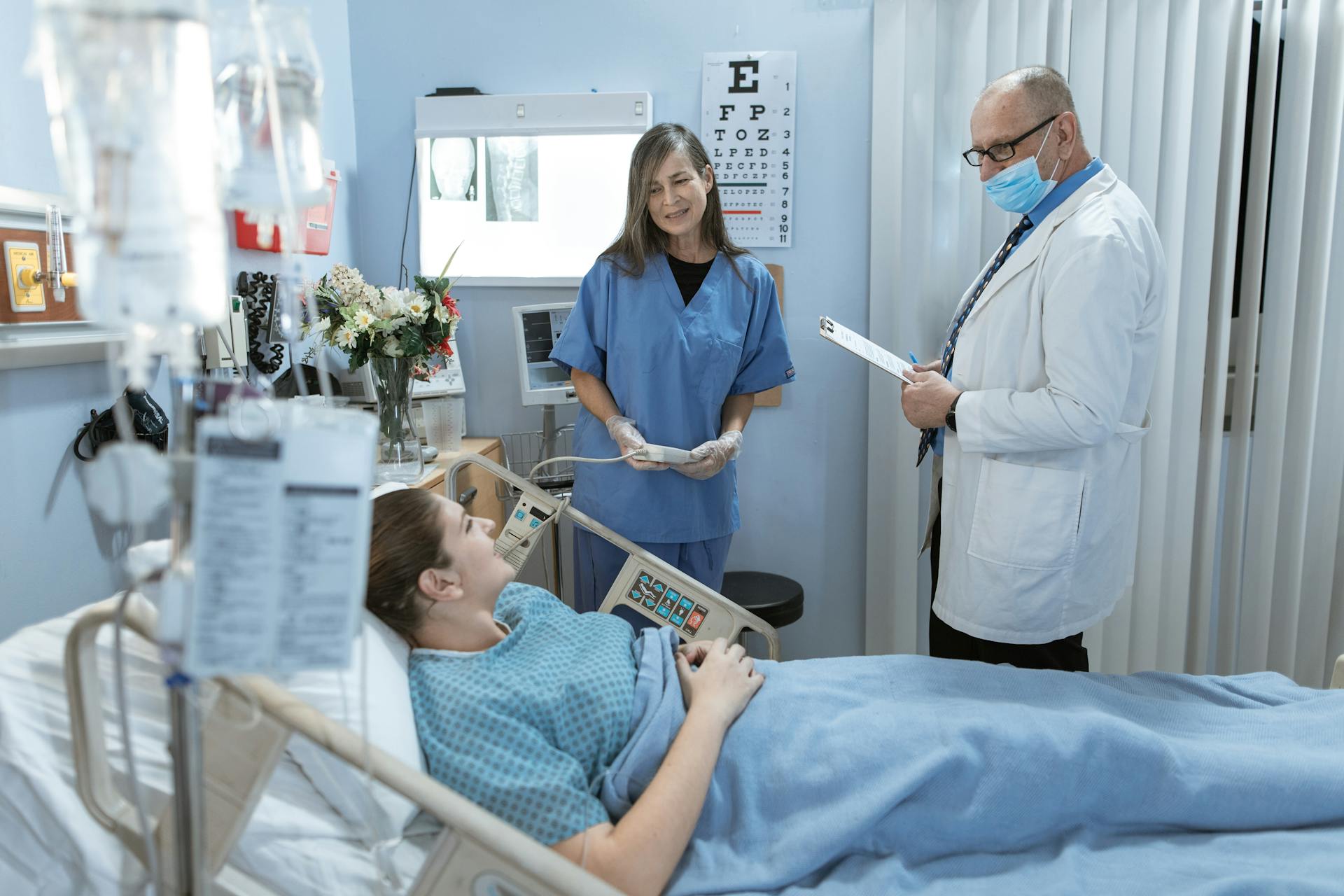 Médecins s'occupant d'une patiente | Source : Pexels