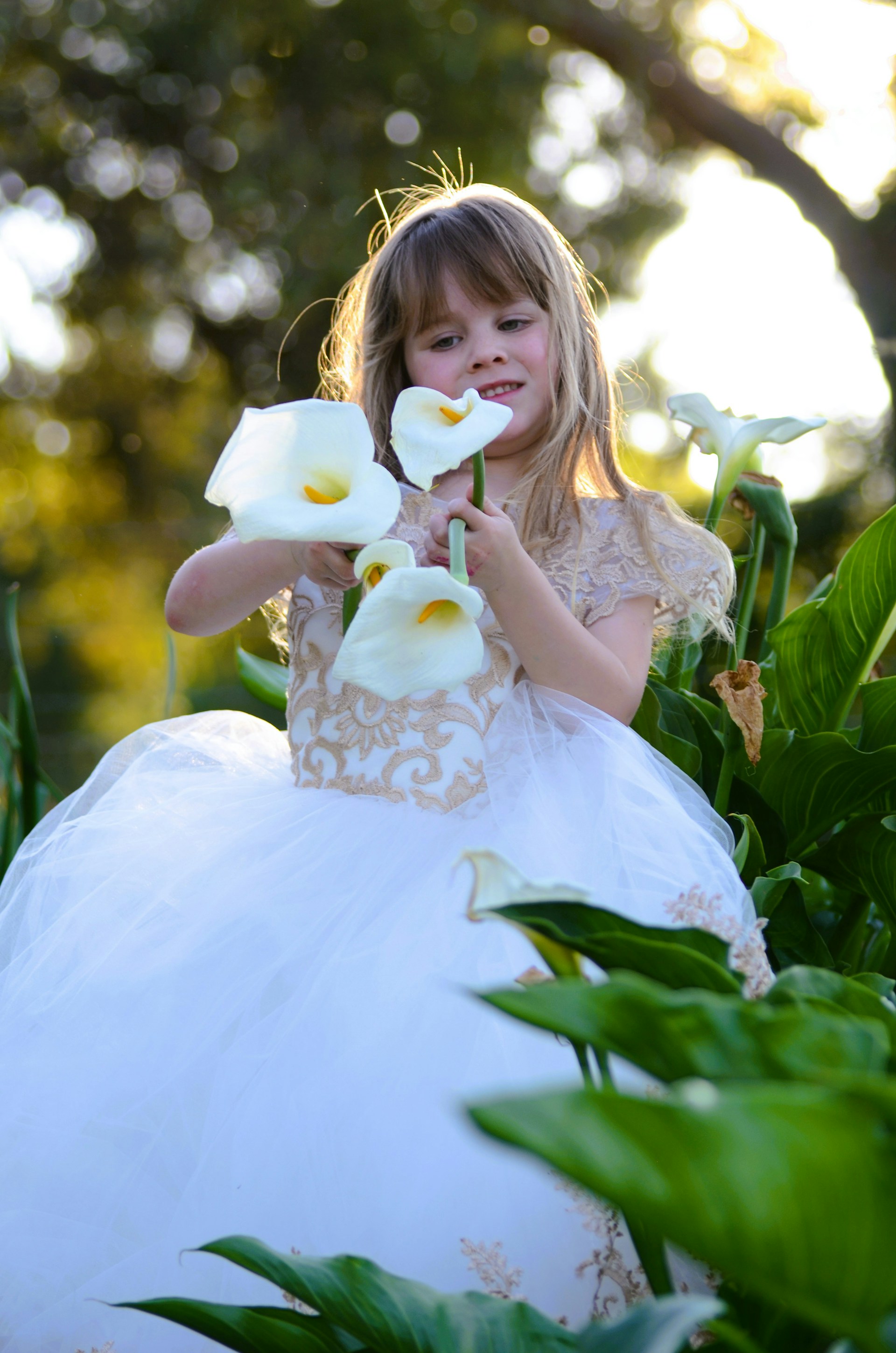 Une petite fille tenant des fleurs | Source : Unsplash