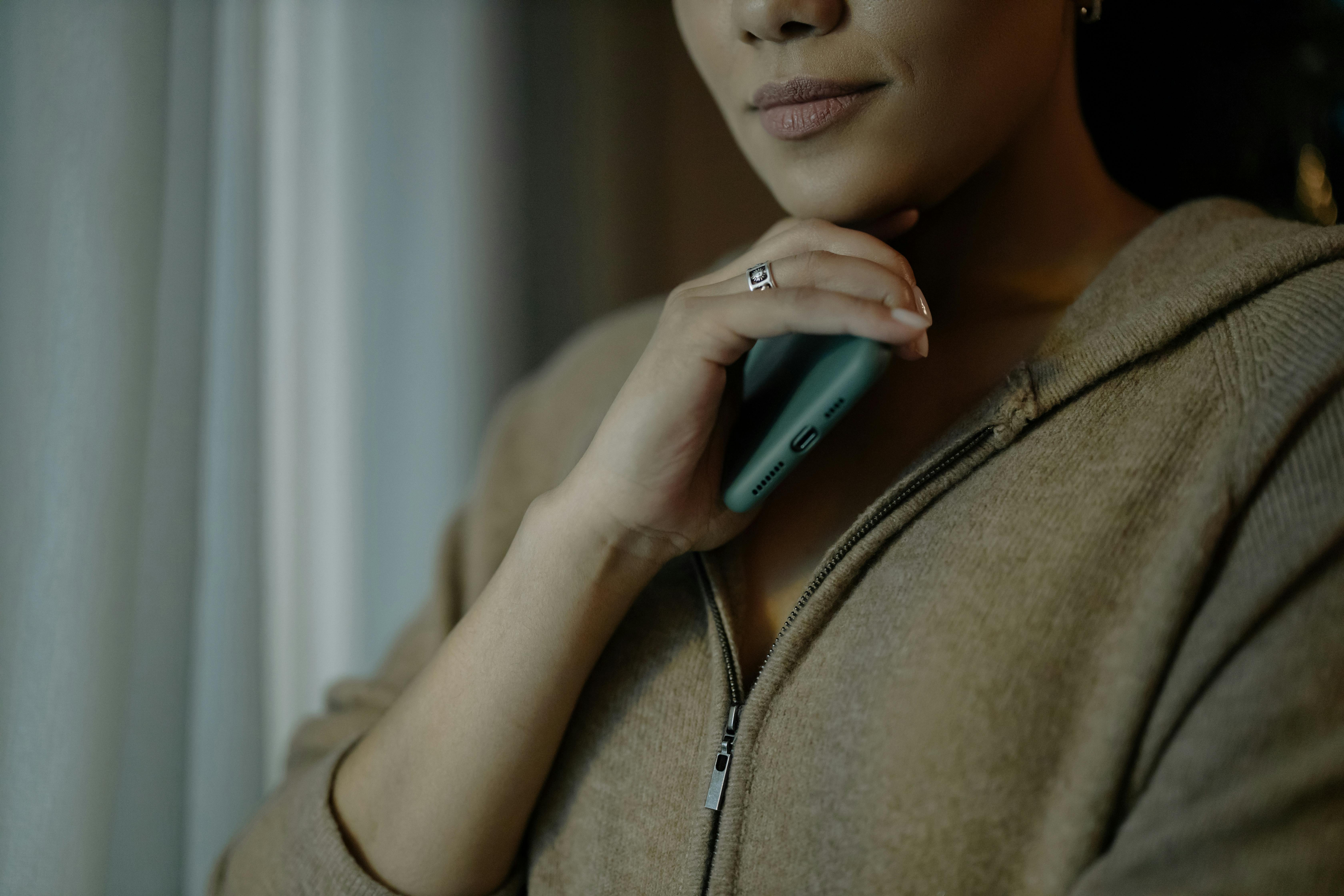 Une femme tenant un téléphone | Source : Pexels