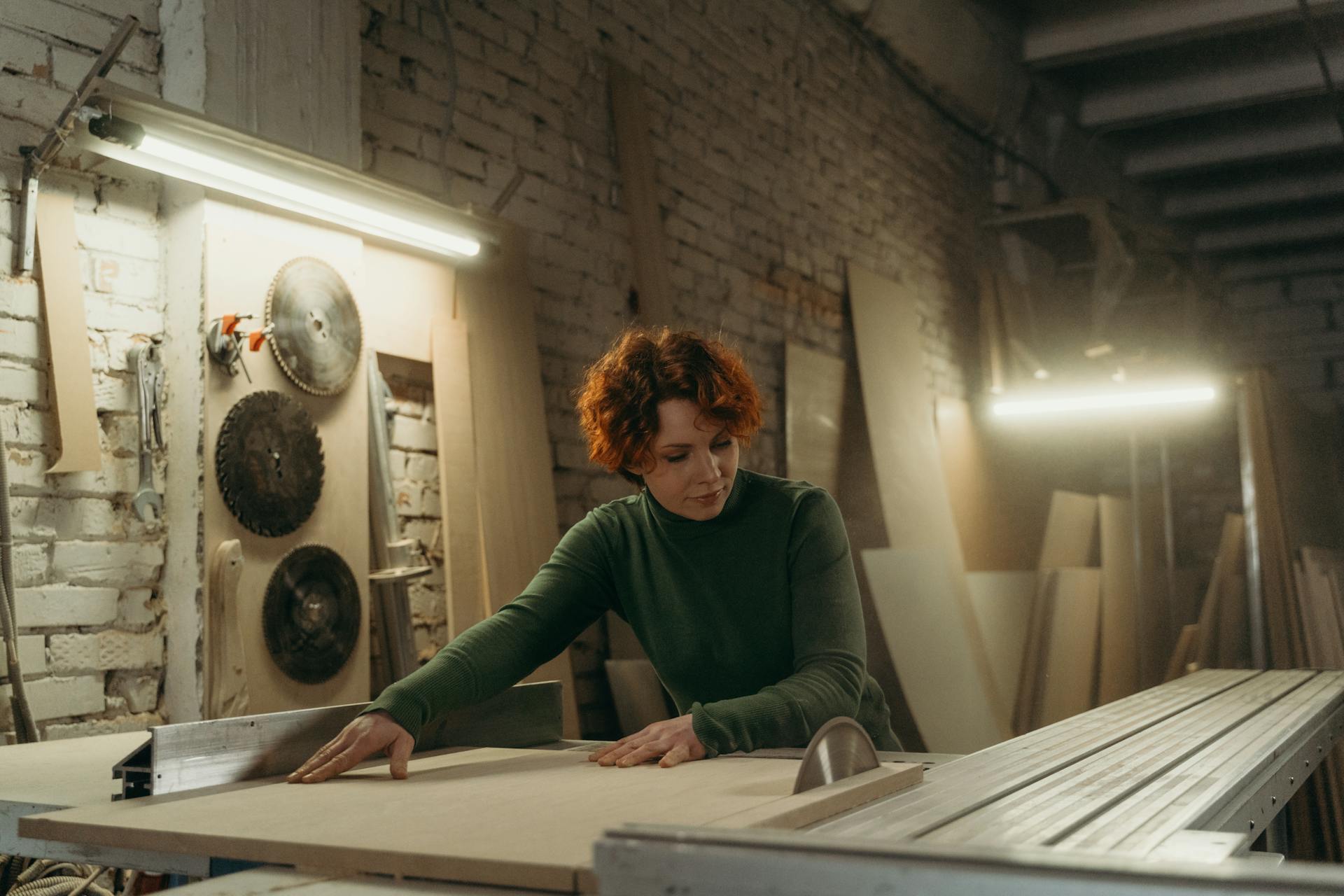Une femme en train de scier du bois | Source : Pexels