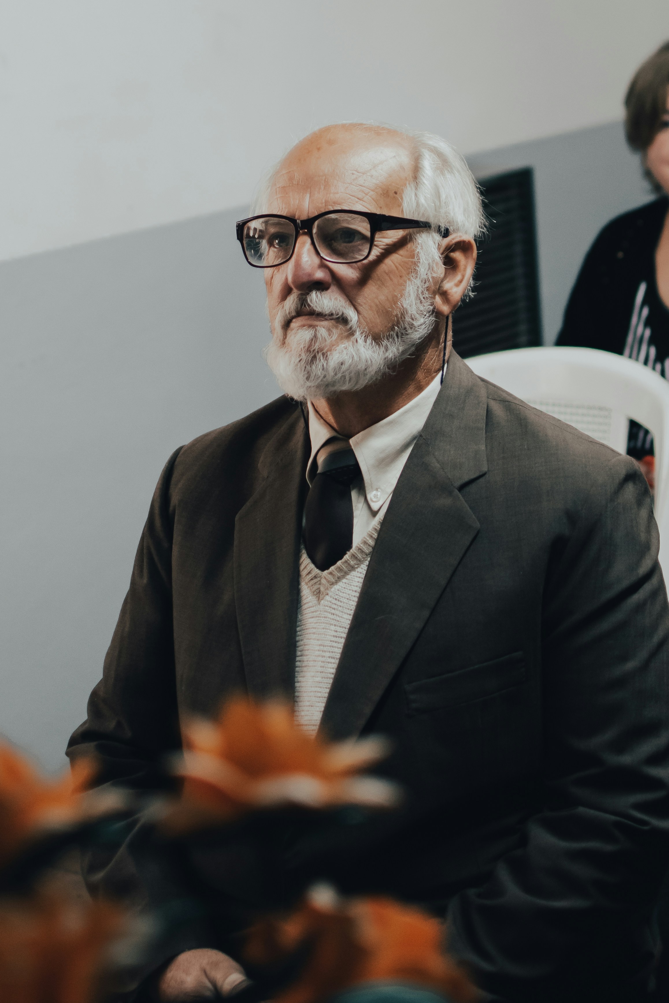 Homme âgé en costume portant des lunettes | Source : Unsplash