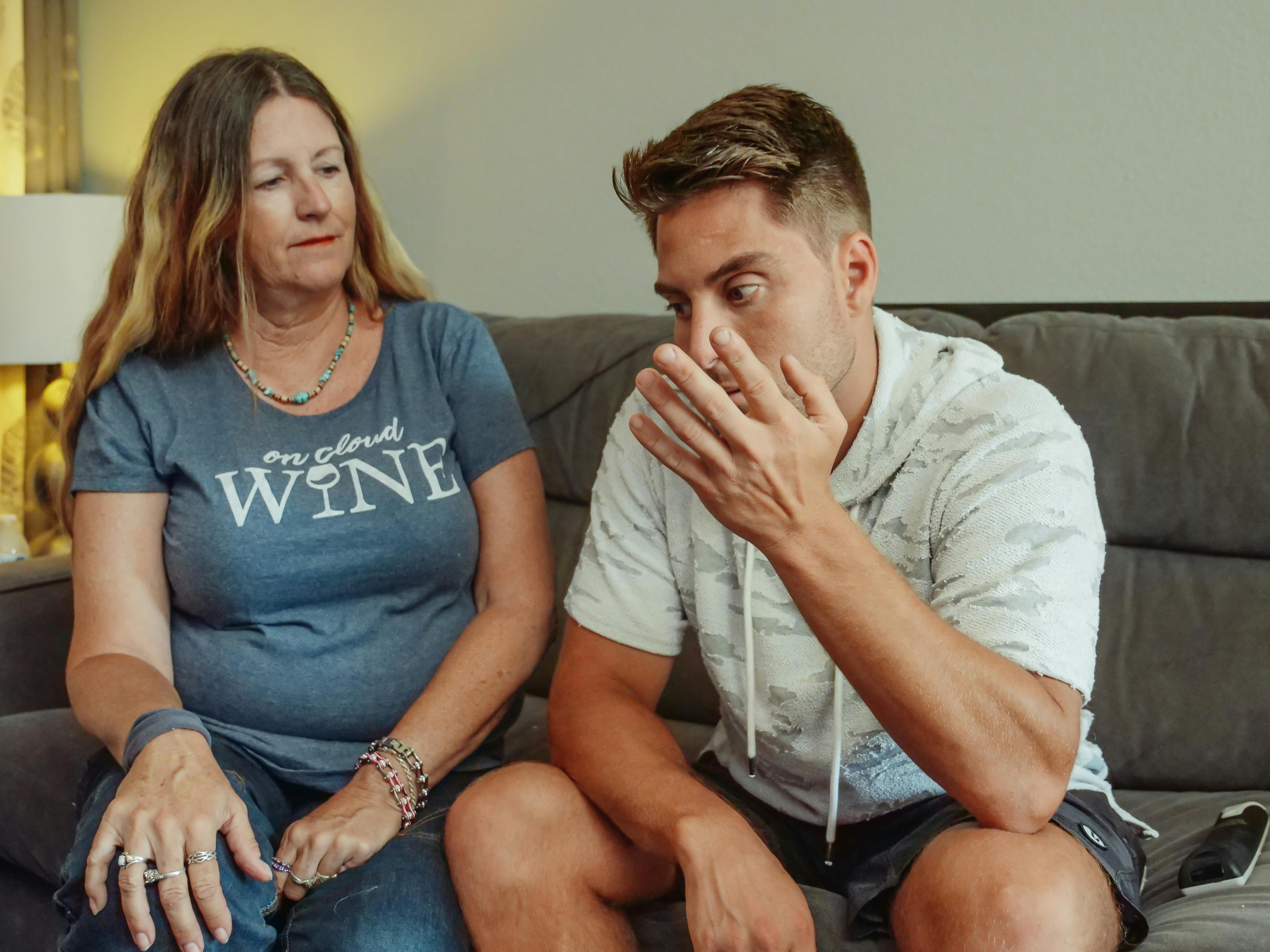 Un jeune homme ayant une discussion sérieuse avec une femme plus âgée | Source : Pexels