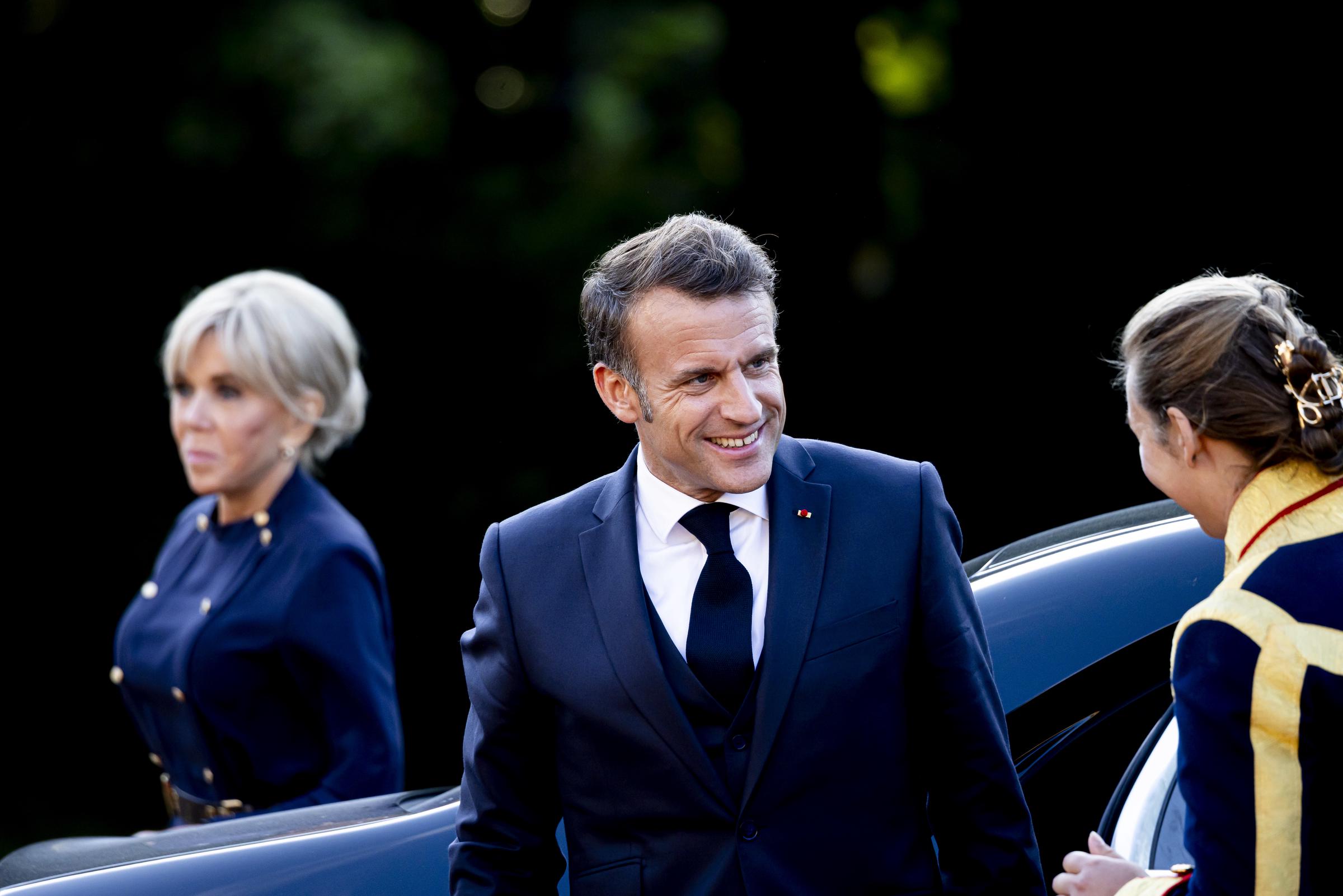 Le président français Emmanuel Macron et son épouse Brigitte Macron arrivent au palais Huis ten Bosch pour un dîner dans le cadre du sommet de l'OTAN 2025, le 24 juin 2025 à La Haye, aux Pays-Bas I Source : Getty Images