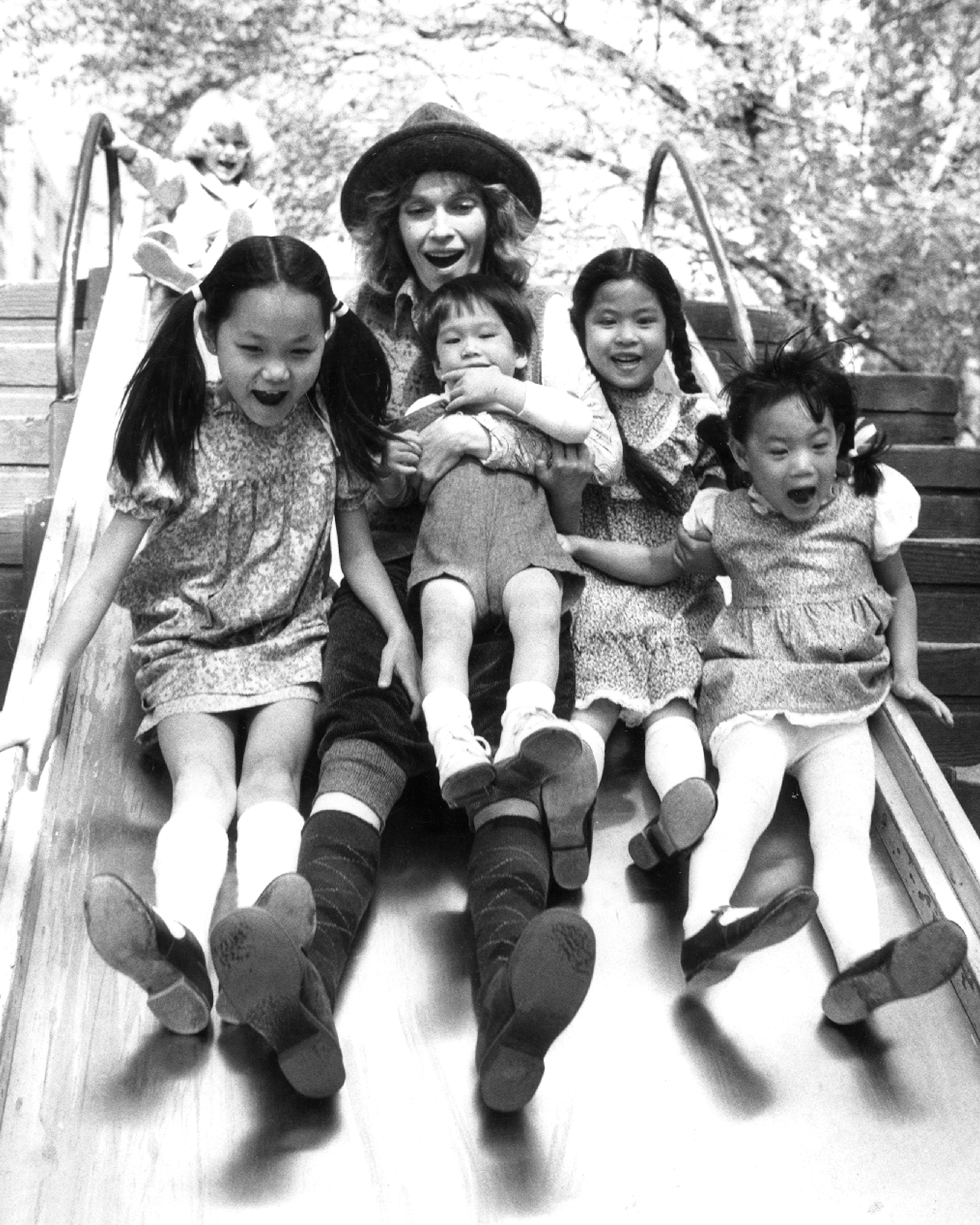 Mia Farrow et ses enfants le 5 mai 1980 | Source : Getty Images