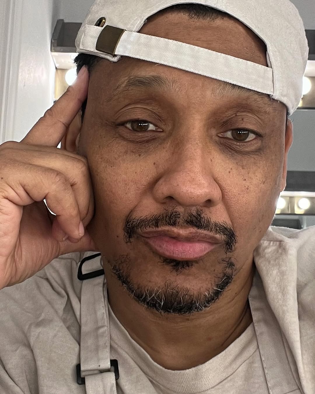 L'acteur pose pour un selfie, à partir d'un post daté du 27 février 2024 | Source : Instagram/khalilkain