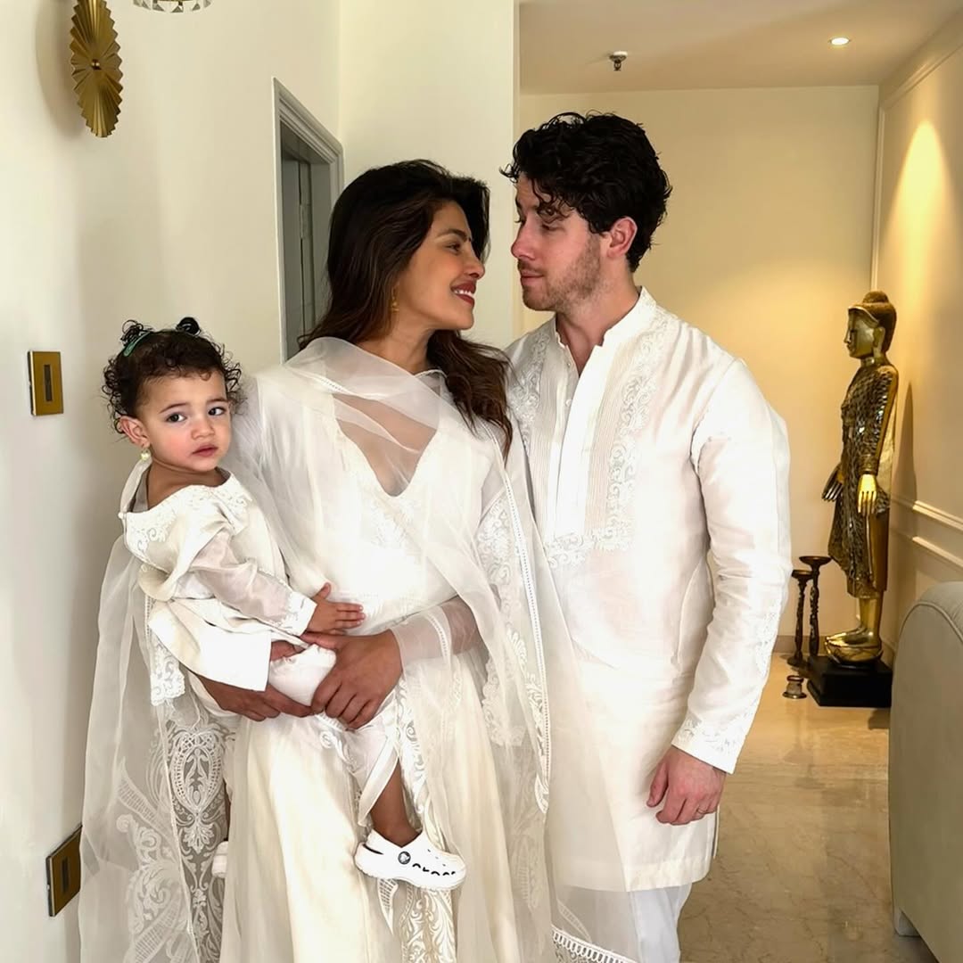 Priyanka Chopra et Nick Jonas avec leur fille, Malti Marie Chopra Jonas, d'après un post daté du 26 mars 2024. | Source : Instagram/nickjonas
