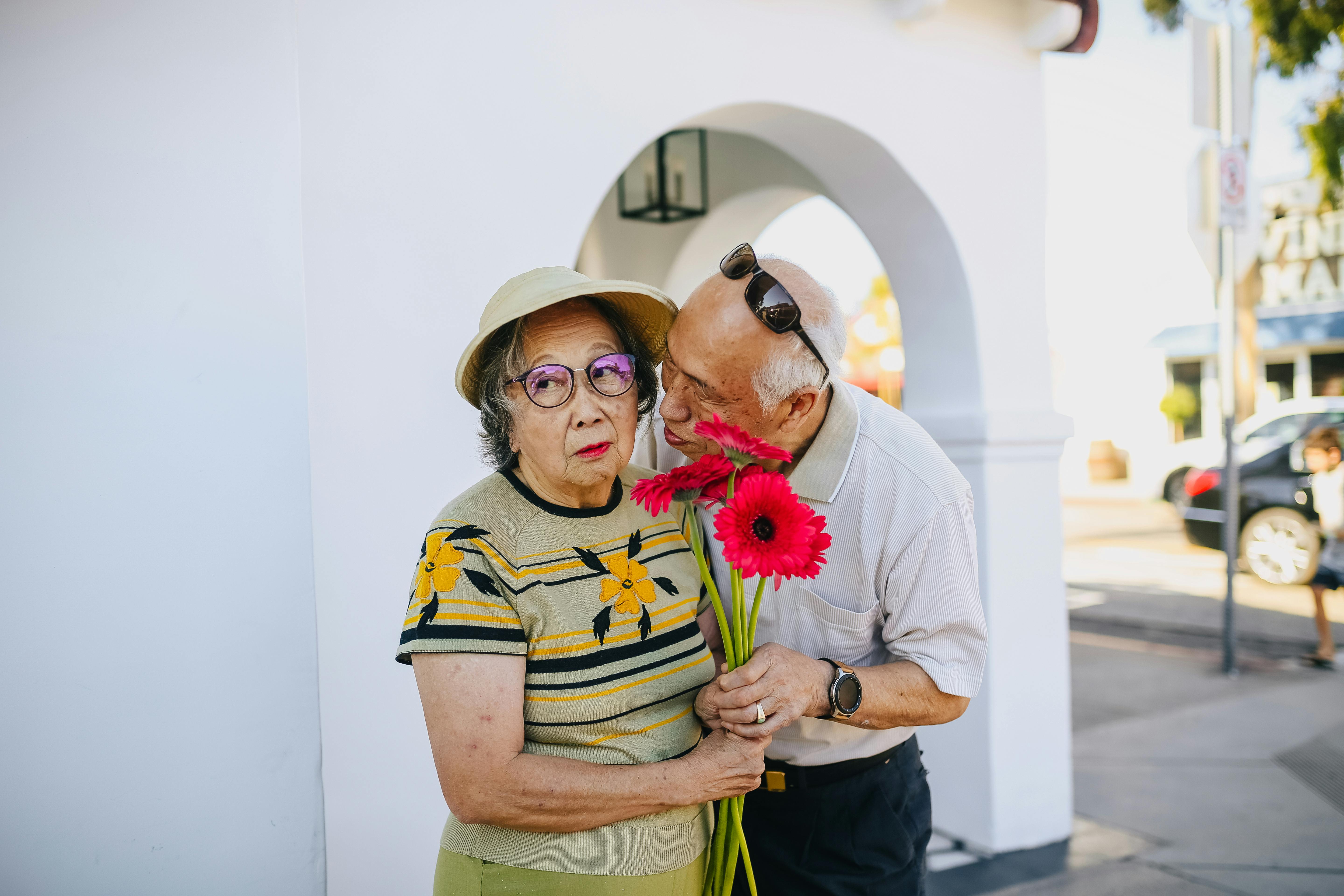 Homme âgé embrassant sa femme | Source : Pexels
