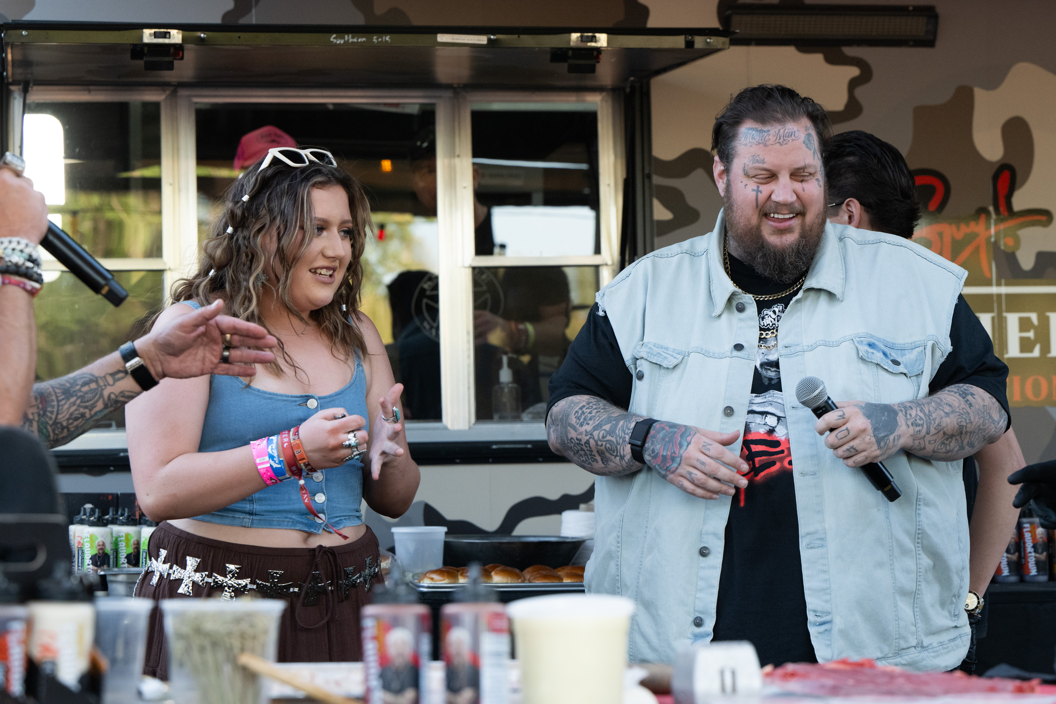 Bailee Ann DeFord et Jelly Roll assistent au Guy Fieri's Smokehouse lors de la première journée du Stagecoach Festival, le 26 avril 2024, à Indio, en Californie. | Source : Getty Images