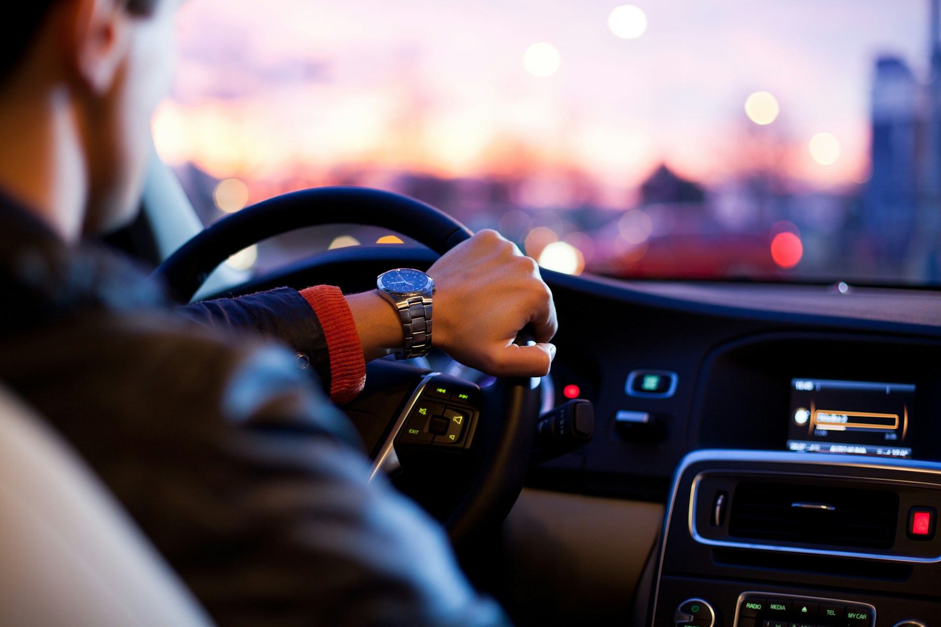 Un homme assis dans sa voiture | Source : Unsplash