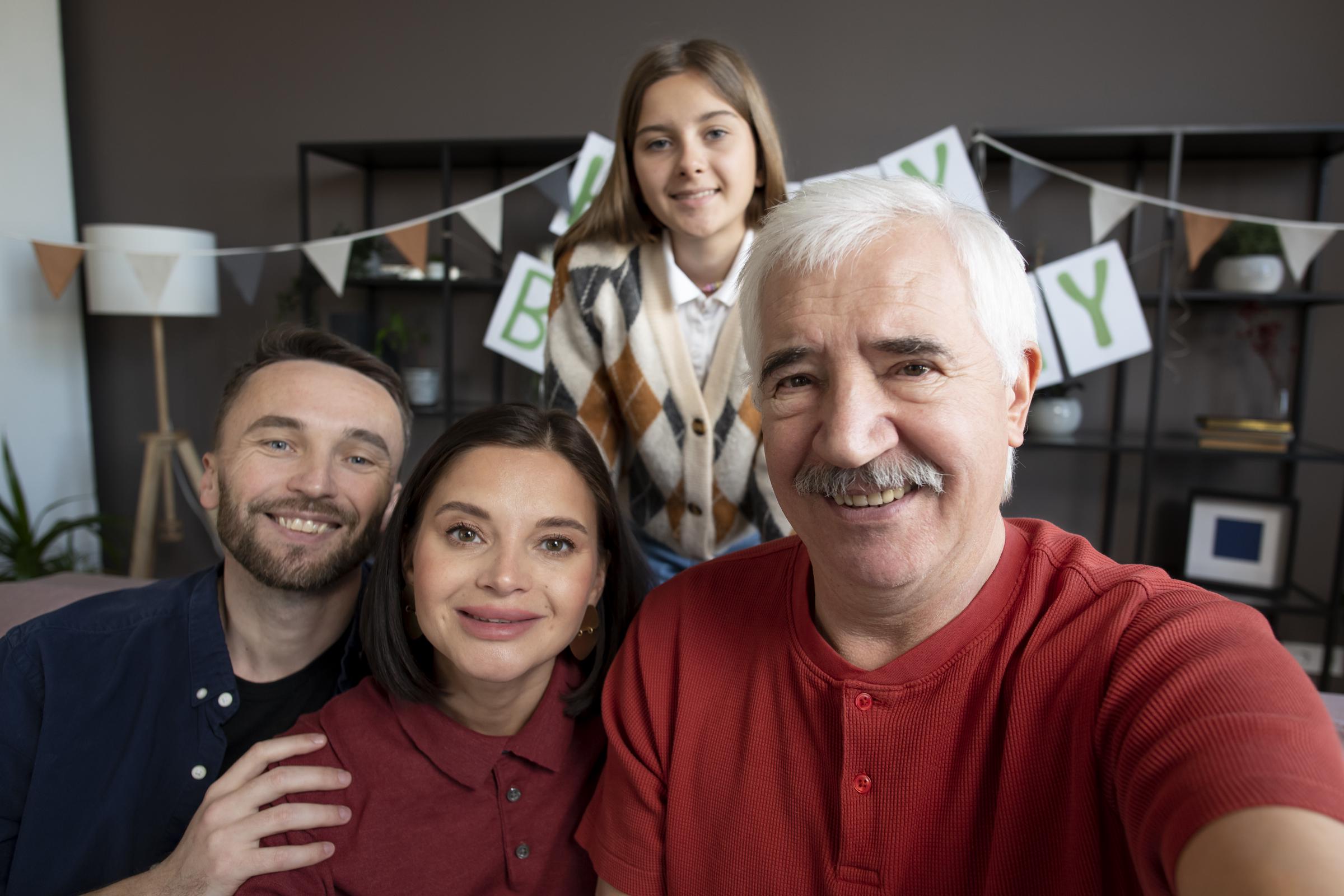Une famille heureuse | Source : Freepik