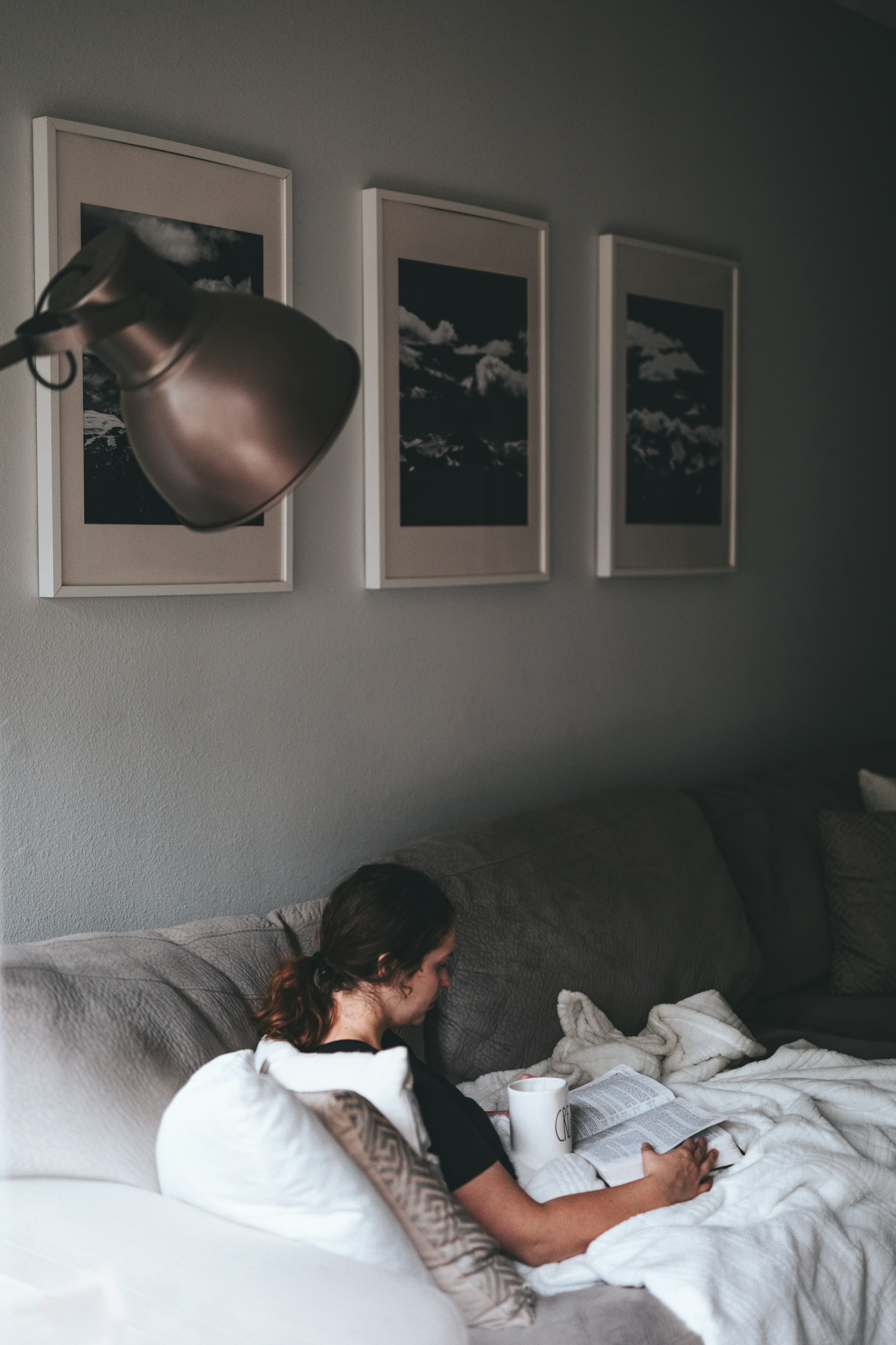 Une femme lisant sur un canapé | Source : Unsplash