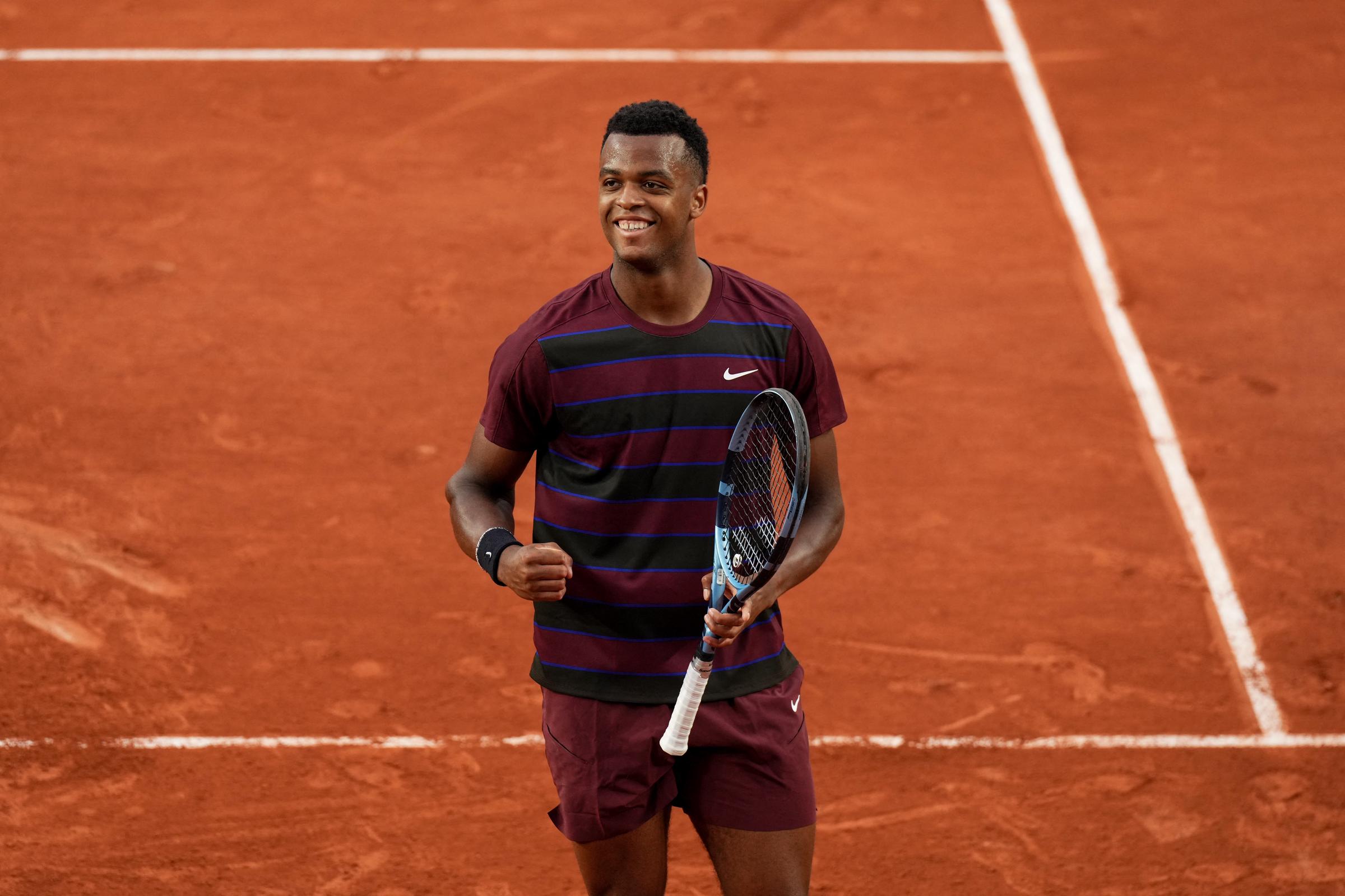 Giovanni Mpetshi Perricard célèbre sa victoire sur le Belge Zizou Bergs lors de la première journée des Internationaux de France de tennis sur le court Suzanne-Lenglen du complexe Roland-Garros à Paris, le 25 mai 2025 I Source : Getty Images