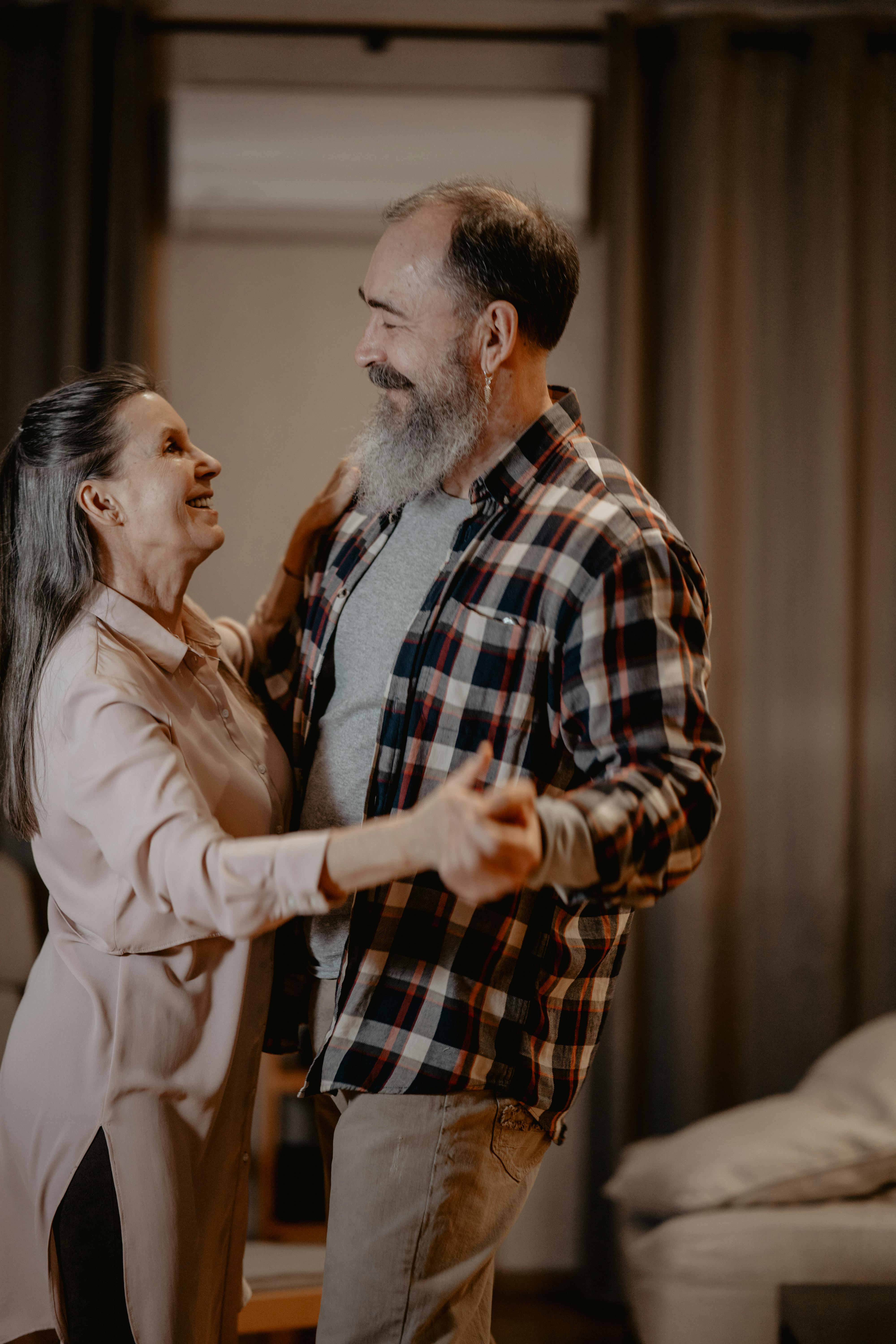 Un couple heureux qui danse | Source : Pexels