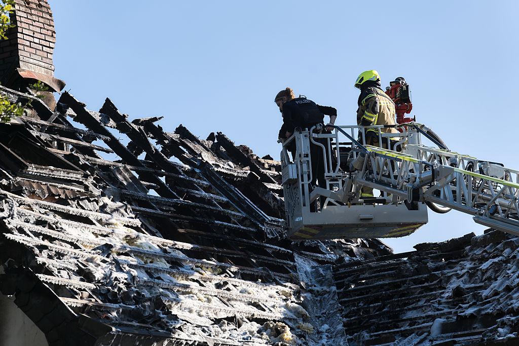 Pinneberg : Après un incendie dans un immeuble d'habitation, les pompiers et la police interviennent avec une échelle pivotante. | Source : Getty Images