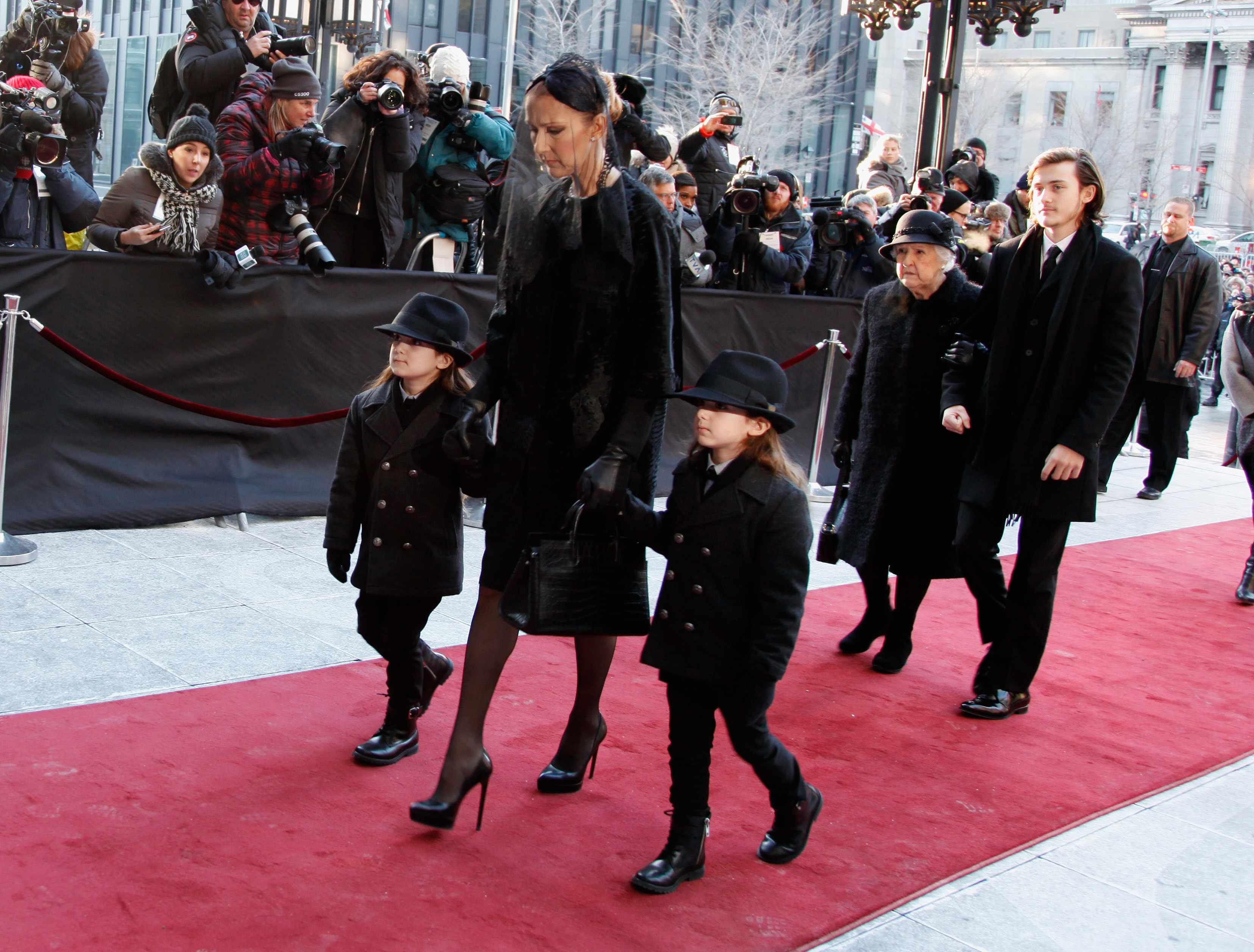 Céline Dion et ses enfants lors des funérailles nationales de René Angélil, le 22 janvier 2016, à Montréal, au Canada. | Source : Getty Images