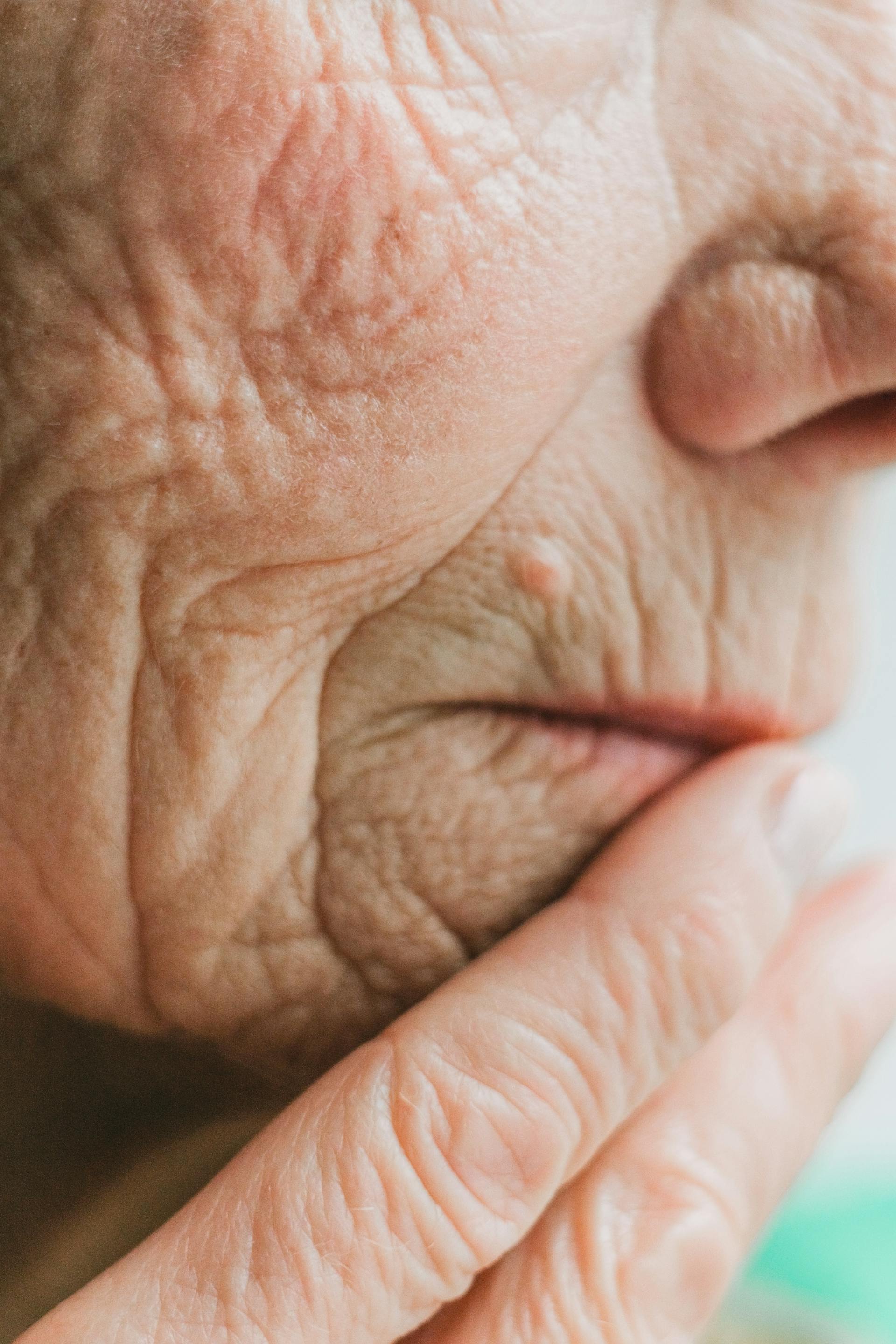 Gros plan sur le visage d'une femme âgée | Source : Pexels