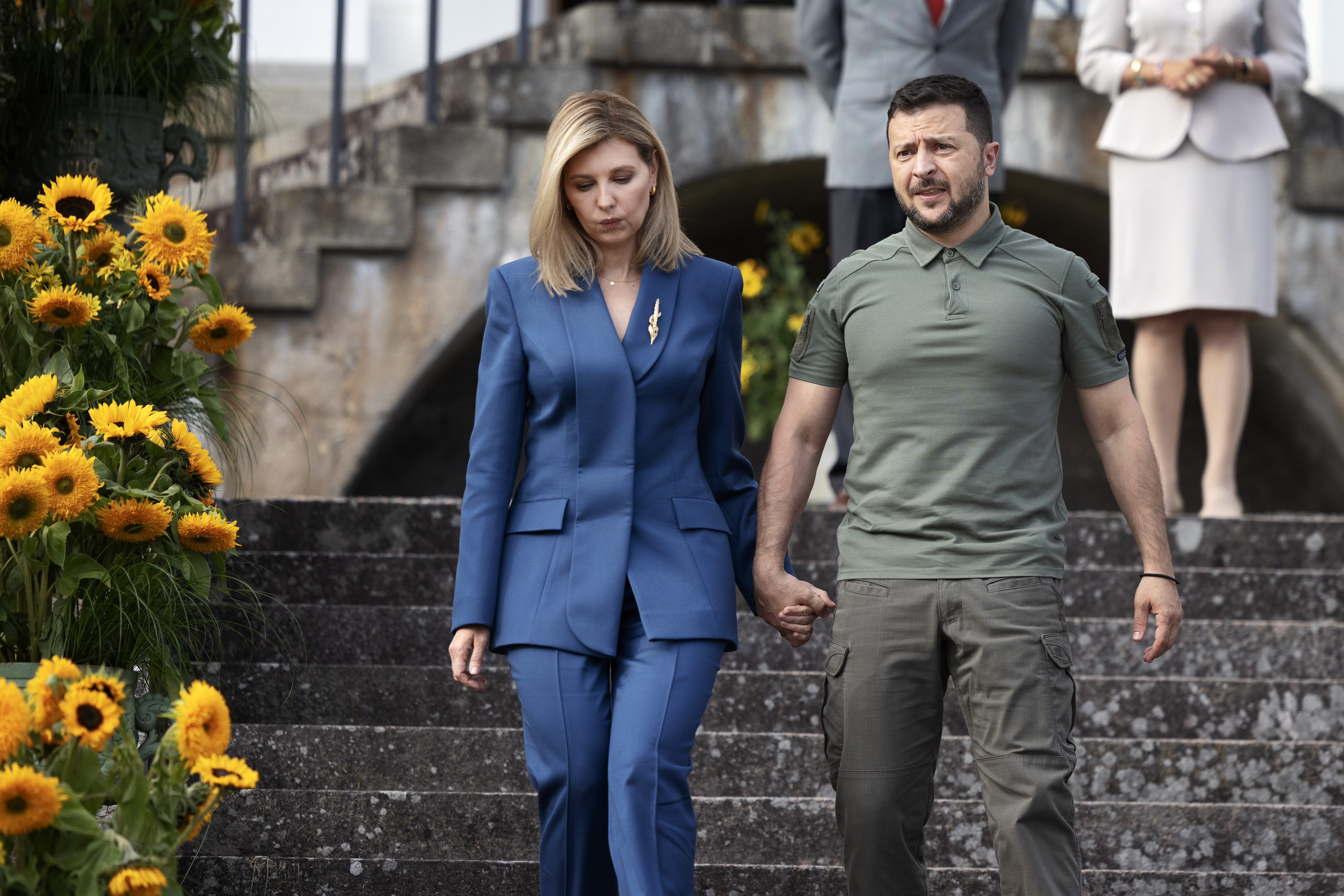 Volodymyr Zelenskyy et Olena Zelenska quittent le palais de Stenhammar à Flen après une rencontre avec la reine Silvia de Suède et le roi Carl XVI Gustaf, le 19 août 2023 en Suède | Source : Getty Images