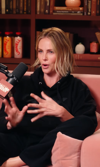 Charlize Theron sur le teaser de l'épisode du podcast "Call Her Daddy", daté du 1er juillet 2025 | Source : Instagram/callherdaddy