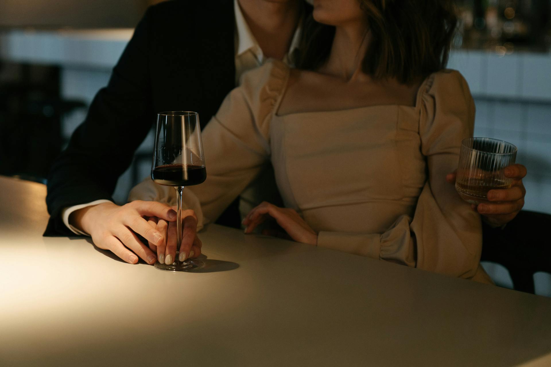 Un couple en train de se câliner autour d'un verre dans un bar | Source : Pexels