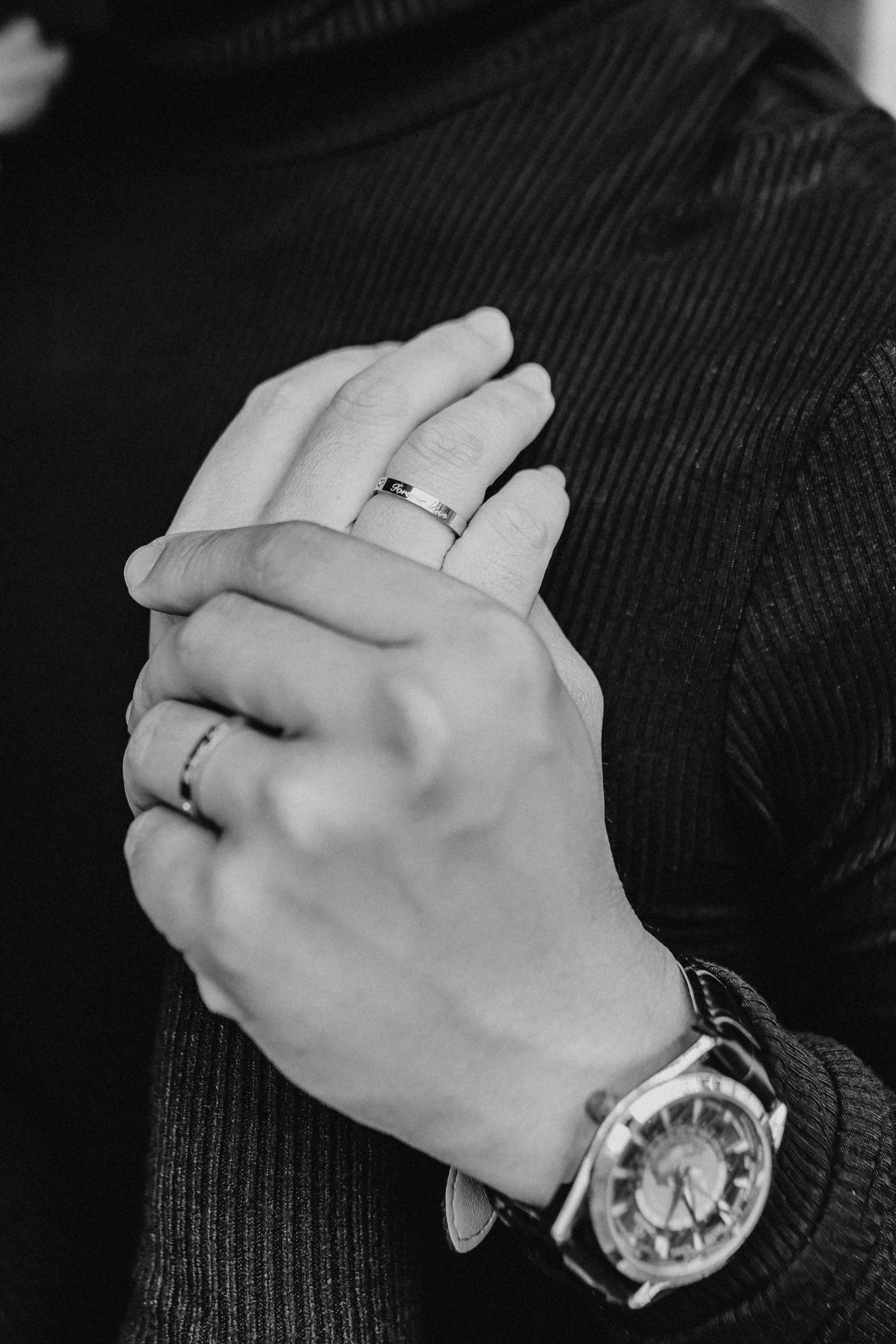 Gros plan d'un couple marié se tenant par la main | Source : Pexels