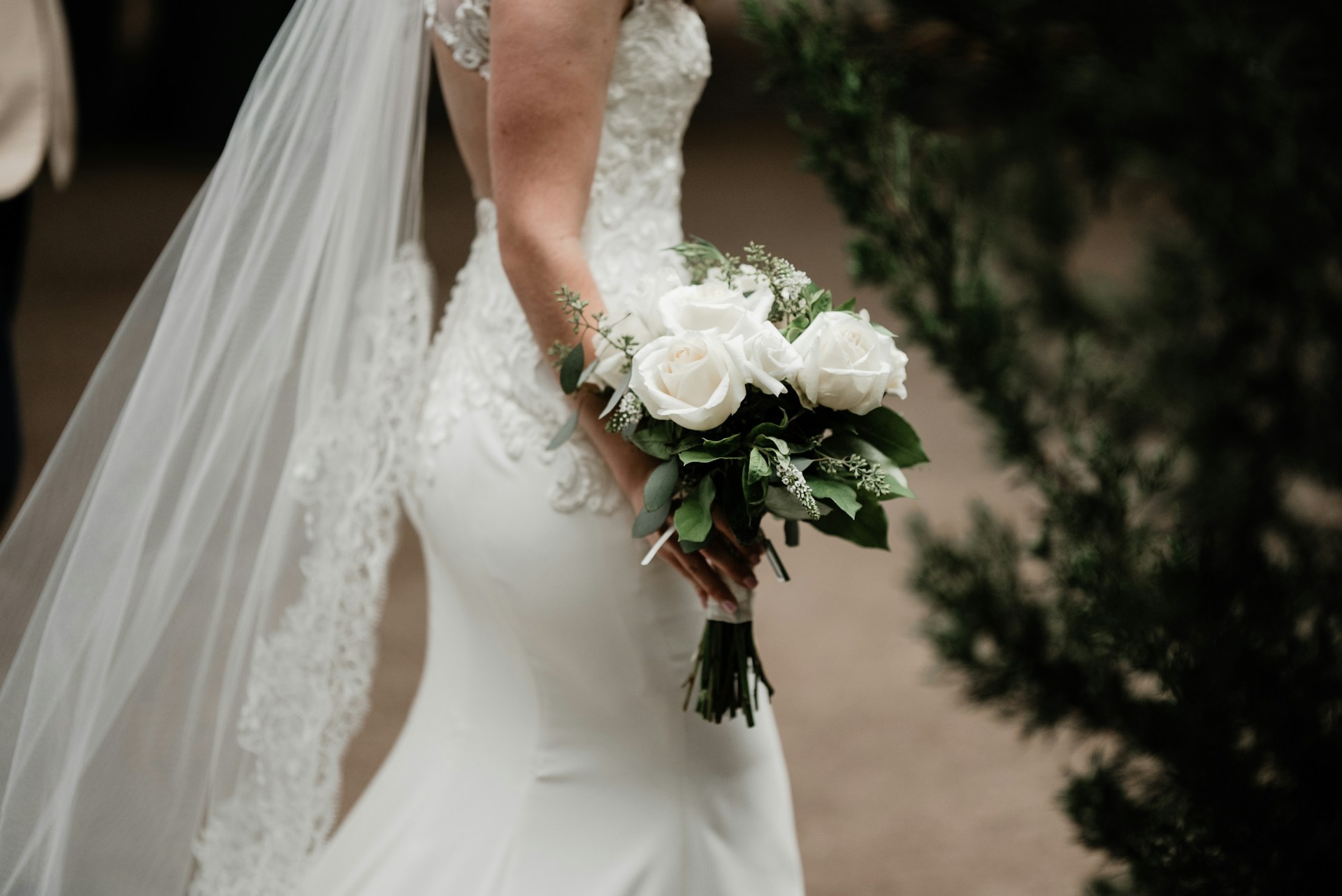 Une mariée tenant des fleurs | Source : Unsplash
