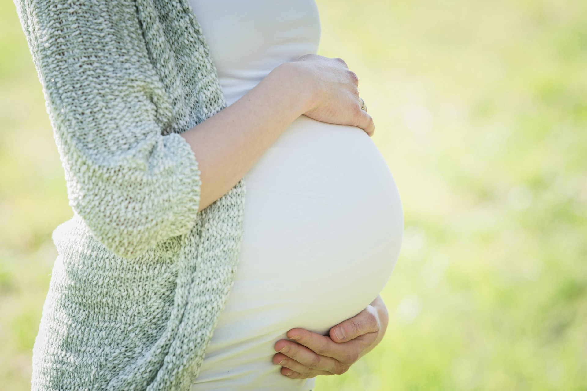 Une femme enceinte tenant son baby bump | Source : Unsplash