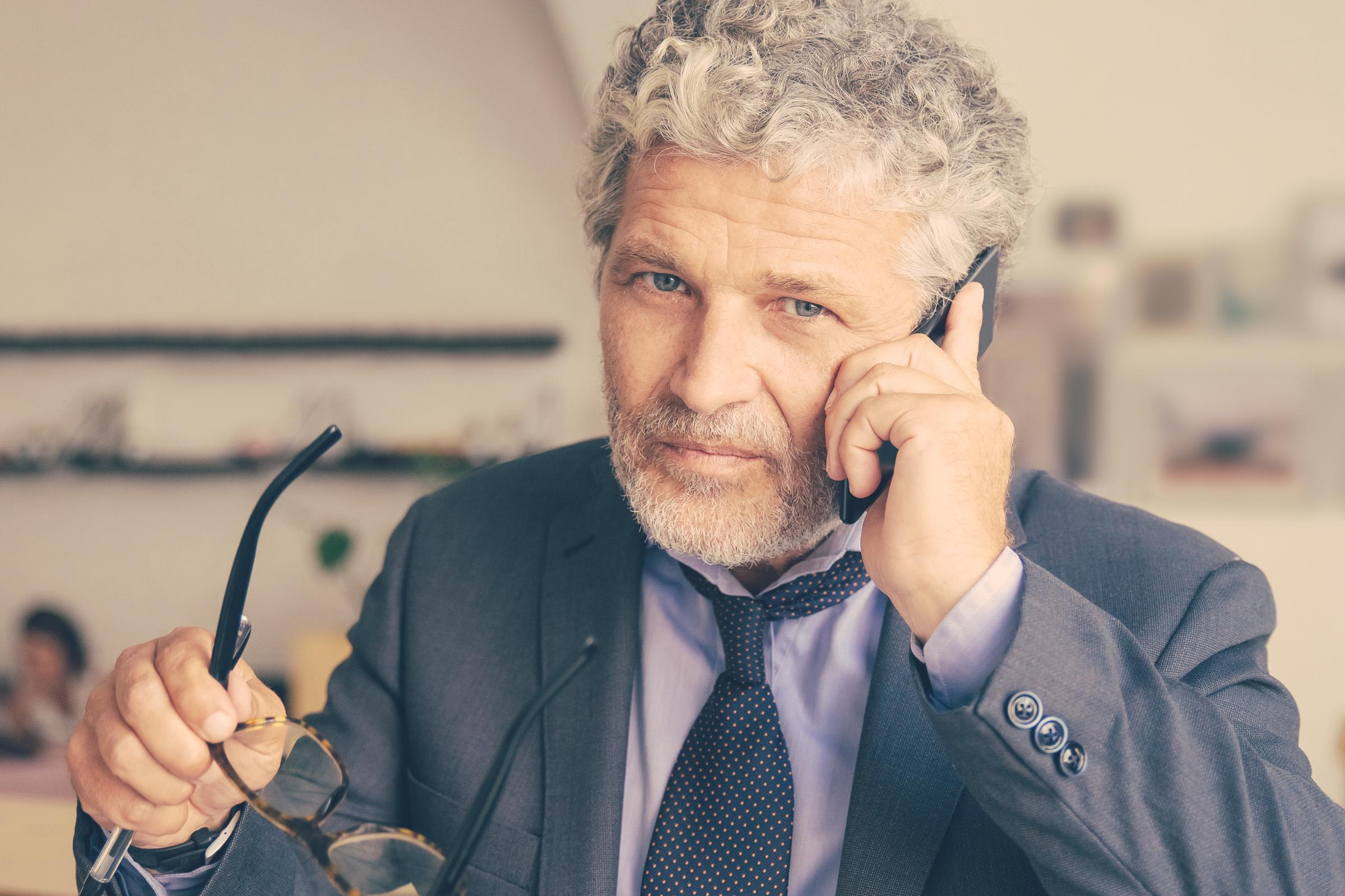 Un homme sérieux lors d'un appel | Source: Freepik