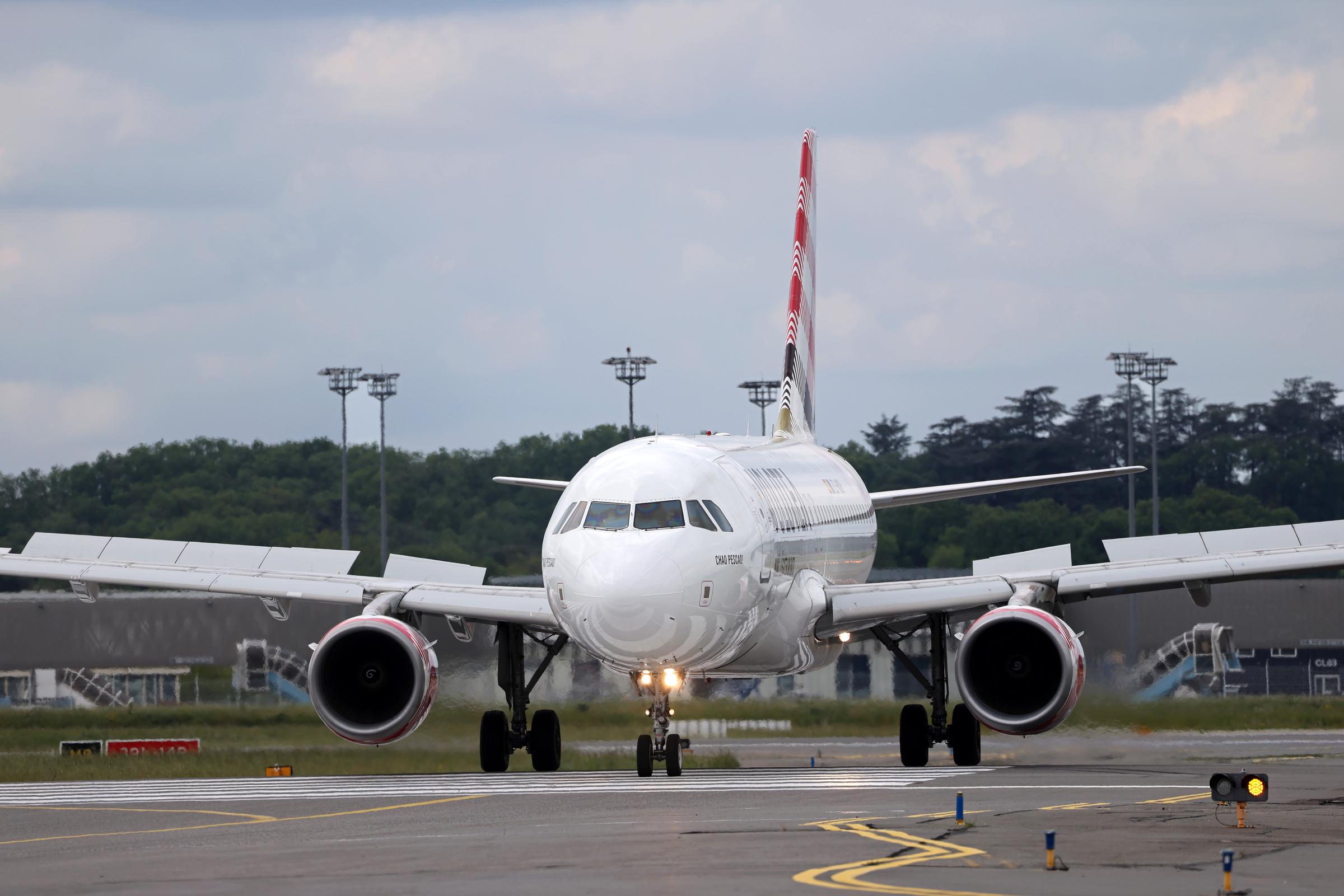 Un Airbus A319-111 de Volotea se dirige vers le terminal après avoir atterri à l'aéroport de Toulouse Blagnac, à Toulouse, en France, le 6 mai 2025 I Image utilisée uniquement à des fins d'illustration I Source : Getty Images