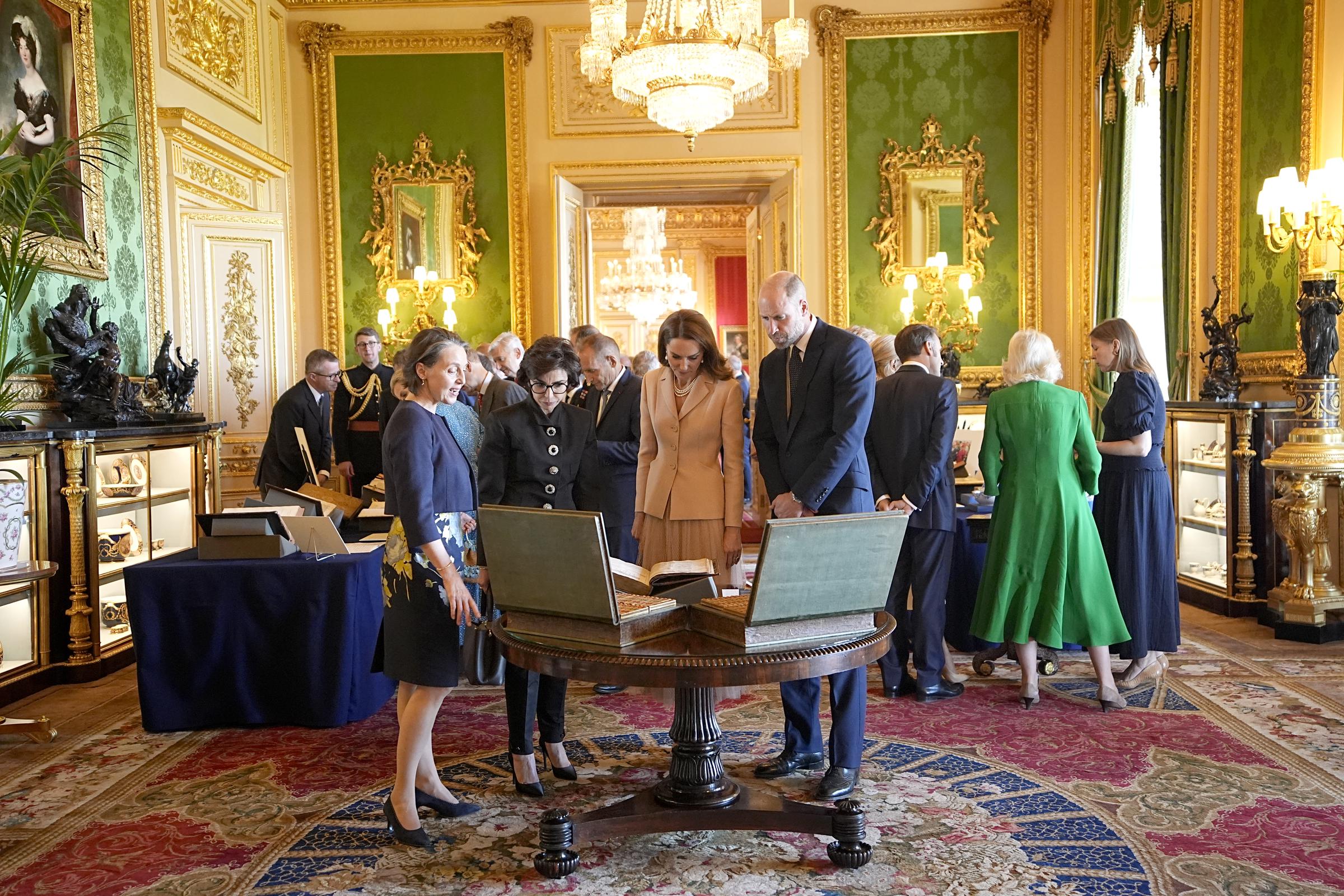 La princesse Catherine et le prince William observant des objets exposés de la collection royale au château de Windsor, le 8 juillet 2025. | Source : Getty Images