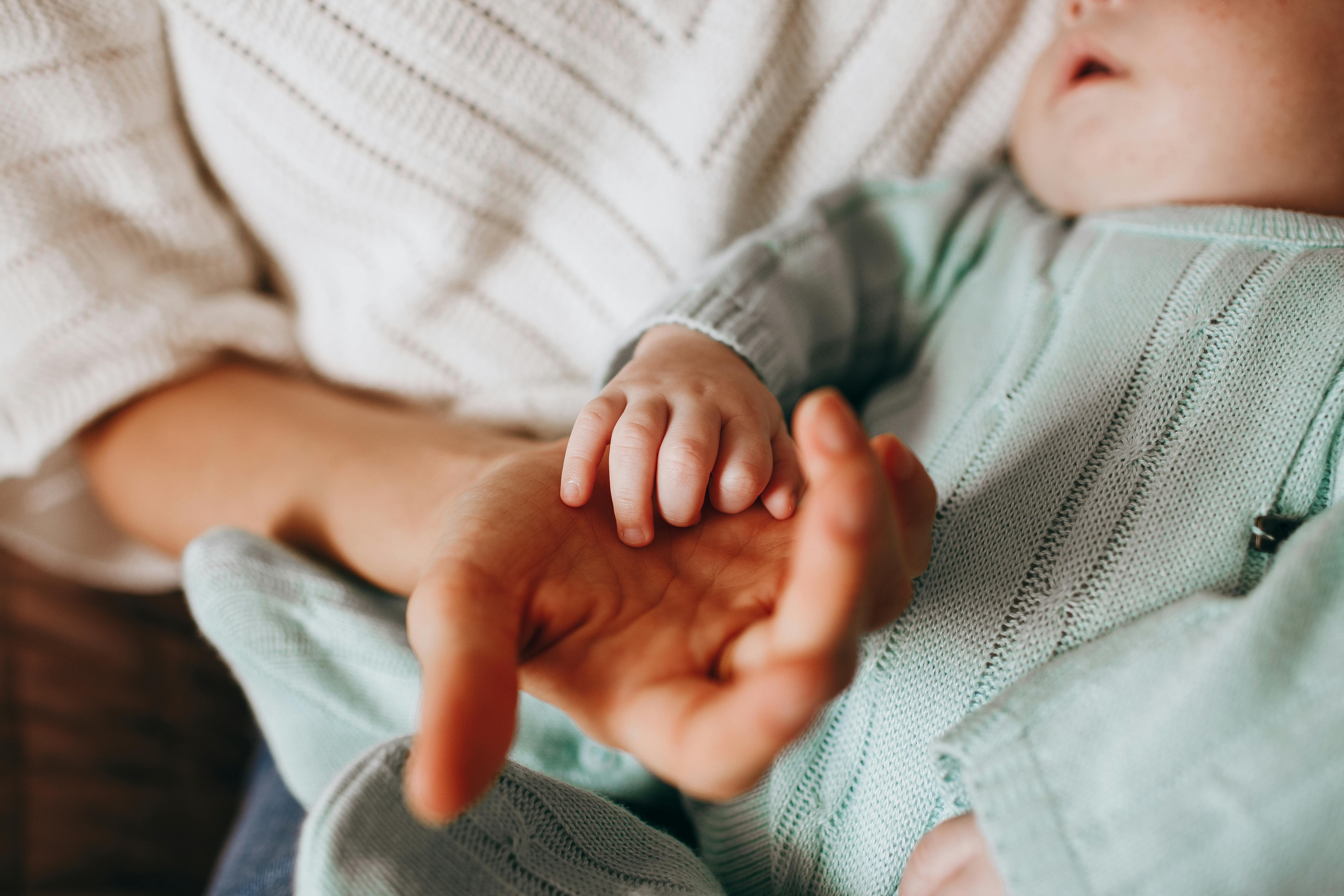 Une personne tenant un petit garçon dans ses bras | Source : Pexels