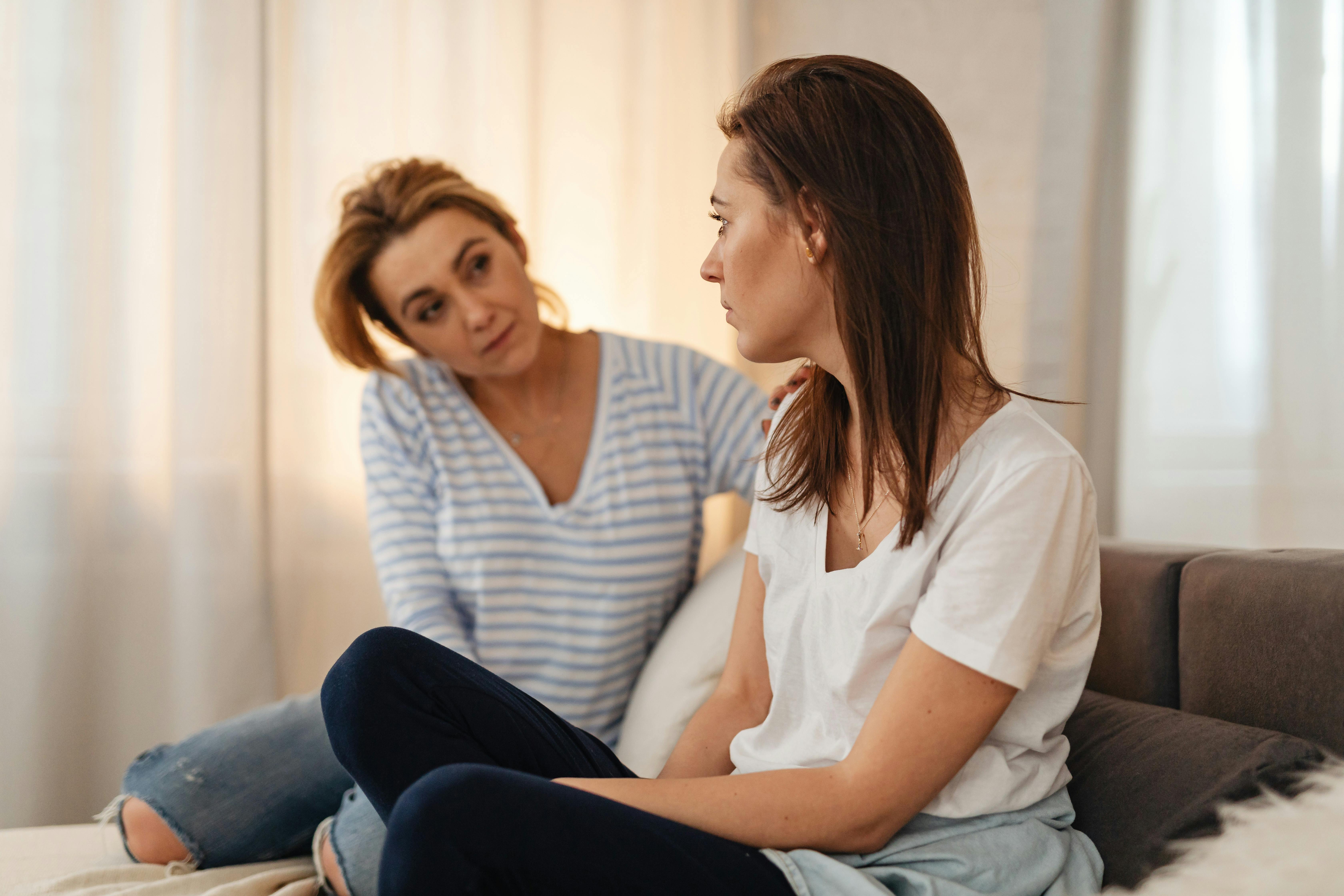 Sœurs se consolant l'une l'autre | Source : Pexels